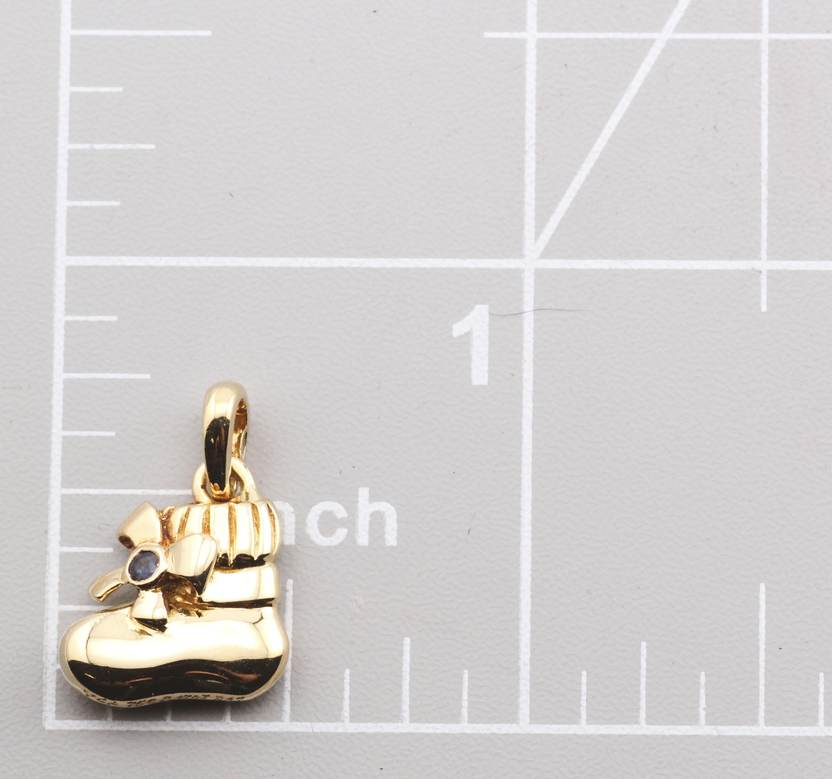 Van Cleef & Arpels, zaffiro in oro 18 carati, Charm a forma di scarpetta da bambino  Ciondolo in vendita 1