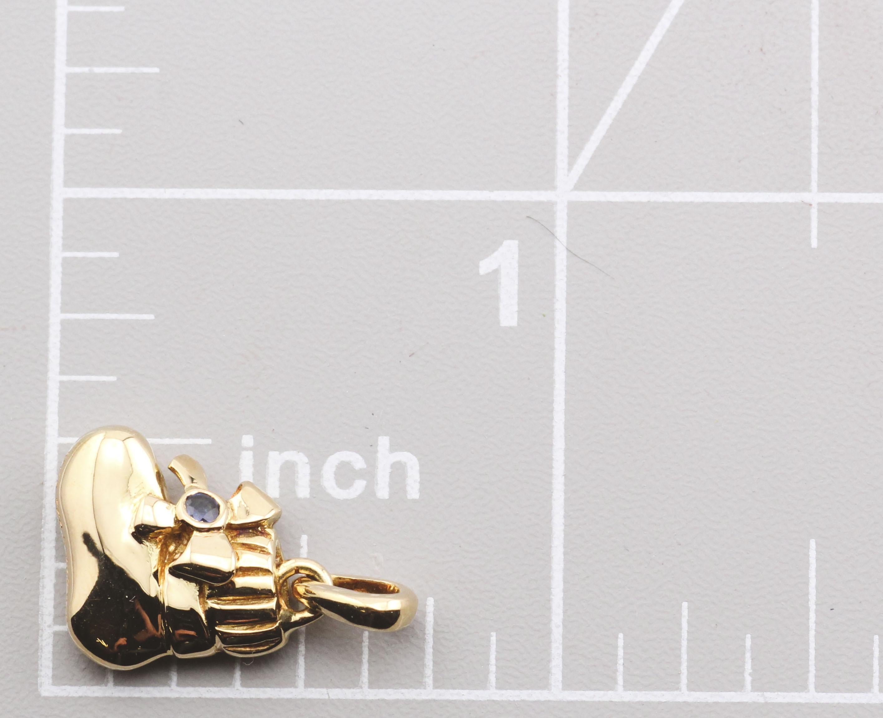 Van Cleef & Arpels, zaffiro in oro 18 carati, Charm a forma di scarpetta da bambino  Ciondolo in vendita 2