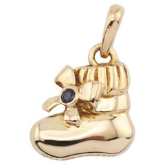 Van Cleef & Arpels, zaffiro in oro 18 carati, Charm a forma di scarpetta da bambino  Ciondolo