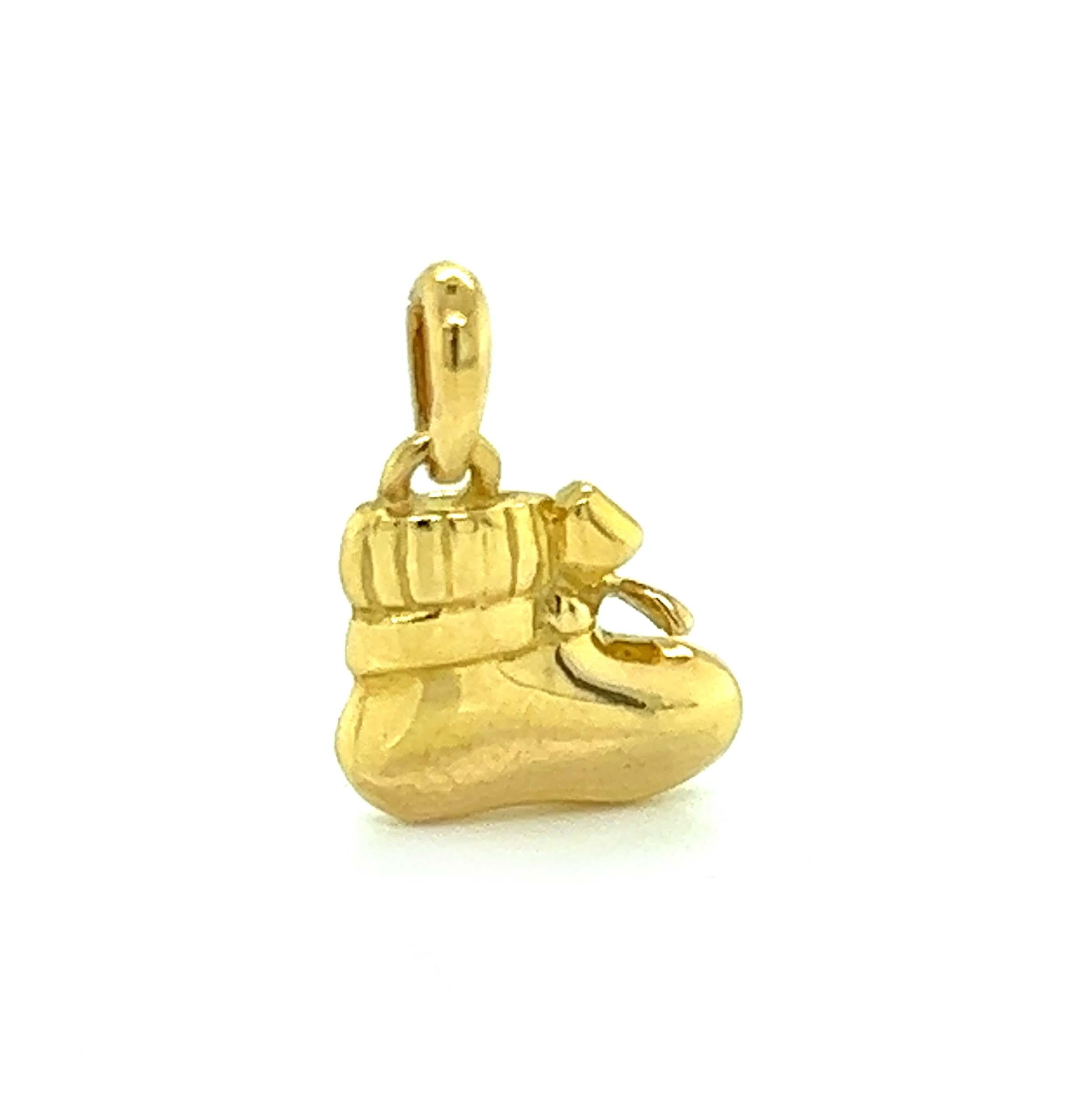 Brilliant Cut Van Cleef & Arpels Sapphire 18k Yellow Gold Baby Booty Charm Pendant For Sale