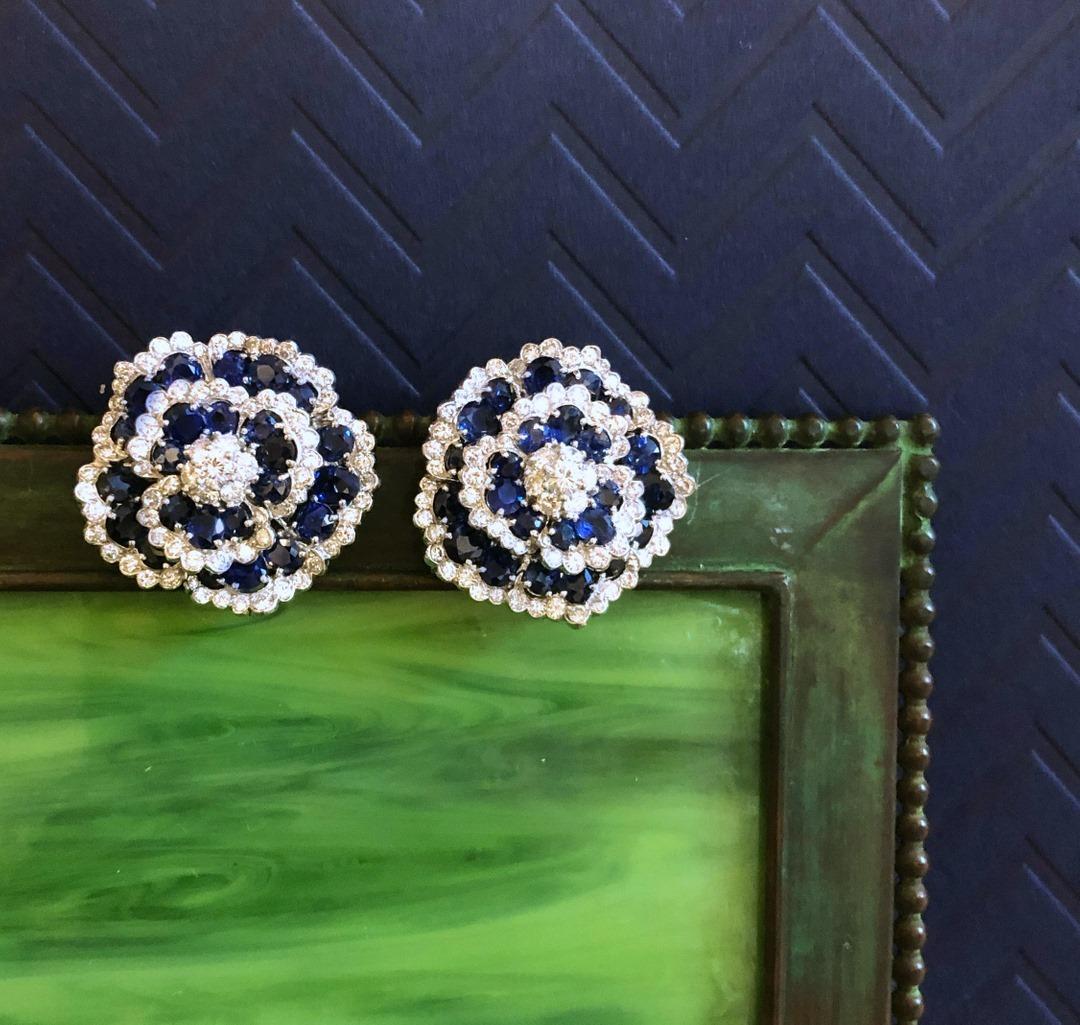 Van Cleef & Arpels Boucles d'oreilles Camellia en saphir et diamants  en vente 1