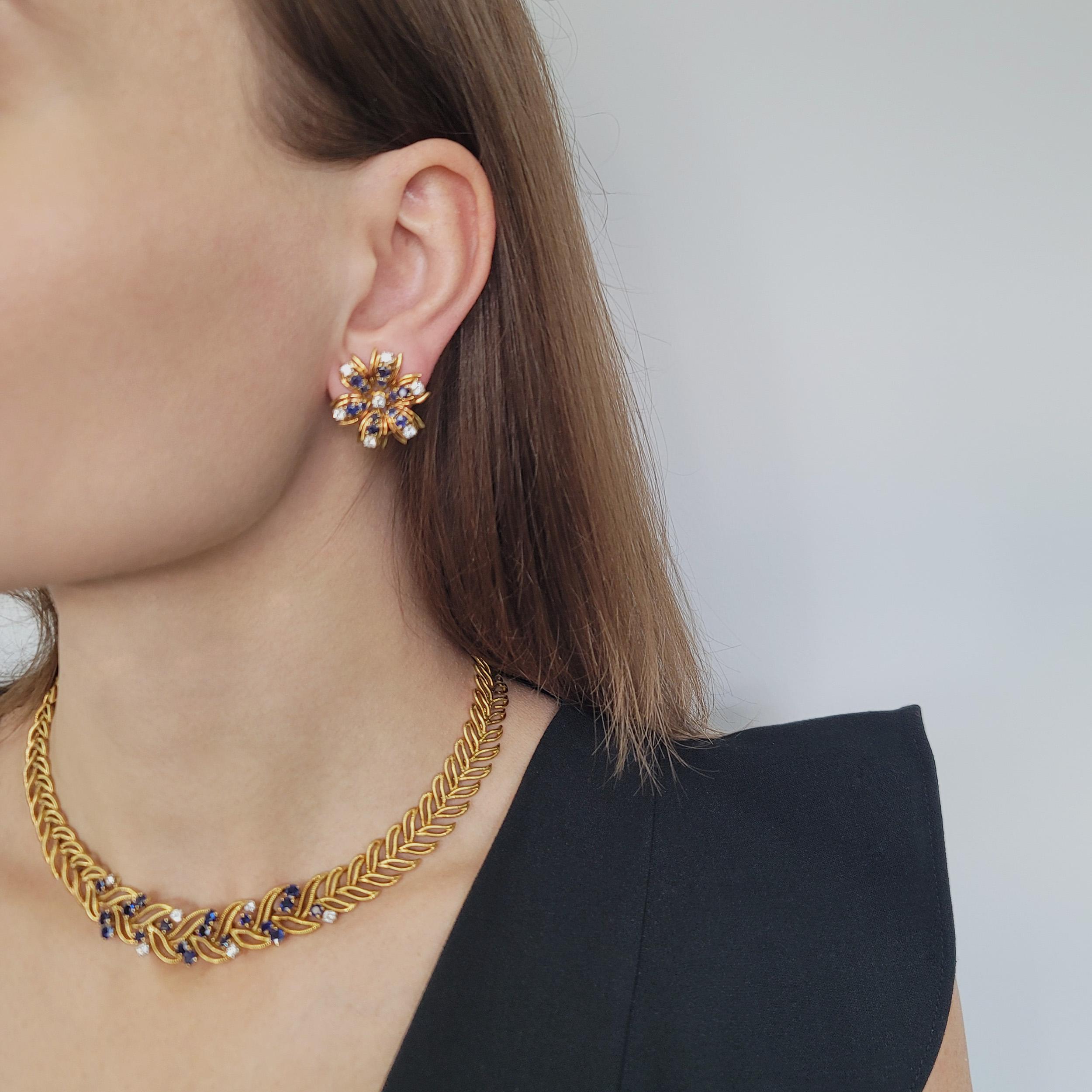 Van Cleef & Arpels Ensemble de boucles d'oreilles et de colliers en or jaune 18 carats, saphir et diamant, inspirés de la Nature. Van Cleef & Arpels Boucles d'oreilles clip floral en or jaune 18 carats, saphir et diamant.
Circa 1958. Les boucles