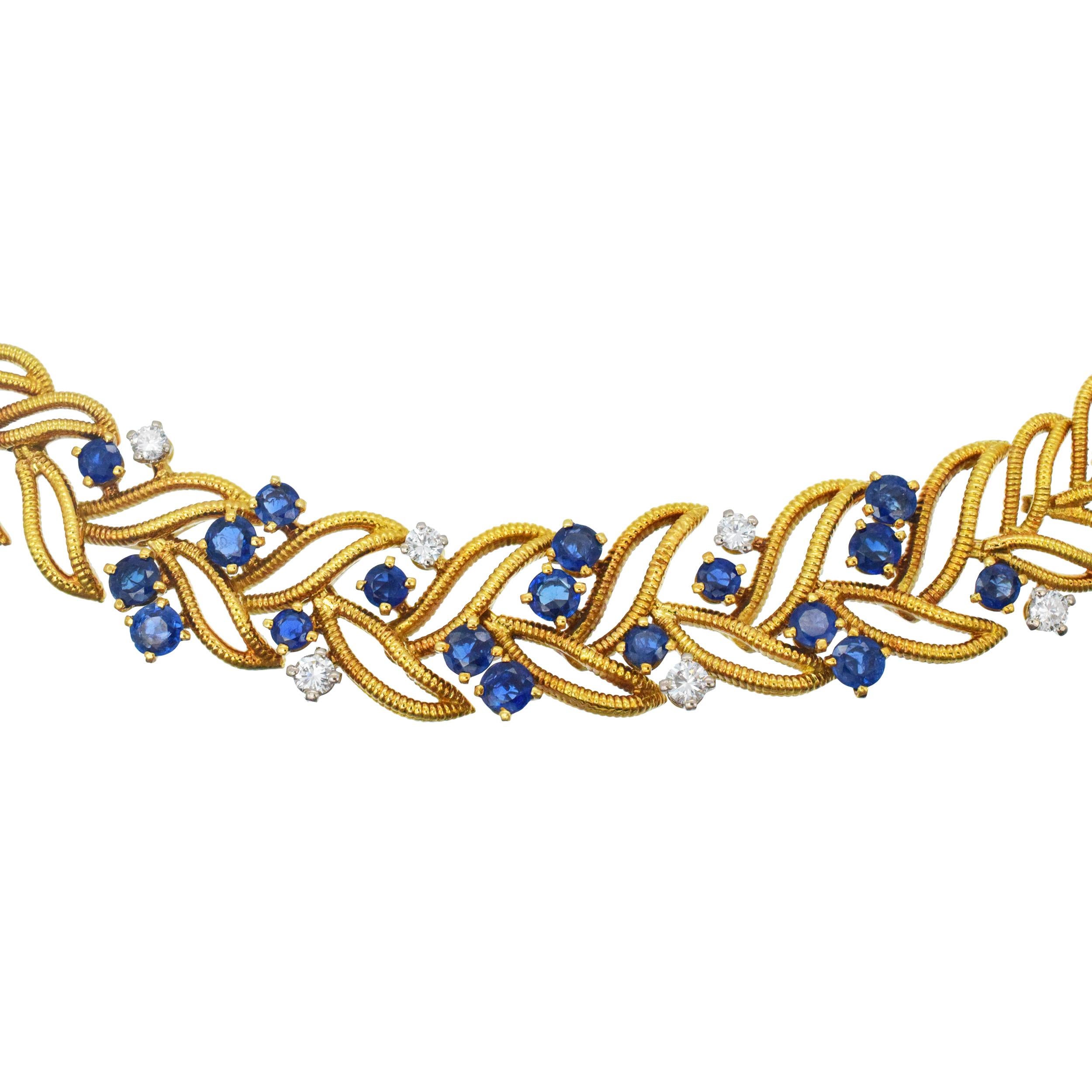 Van Cleef & Arpels Suite de boucles d'oreilles et de colliers en saphir et diamant en vente 1