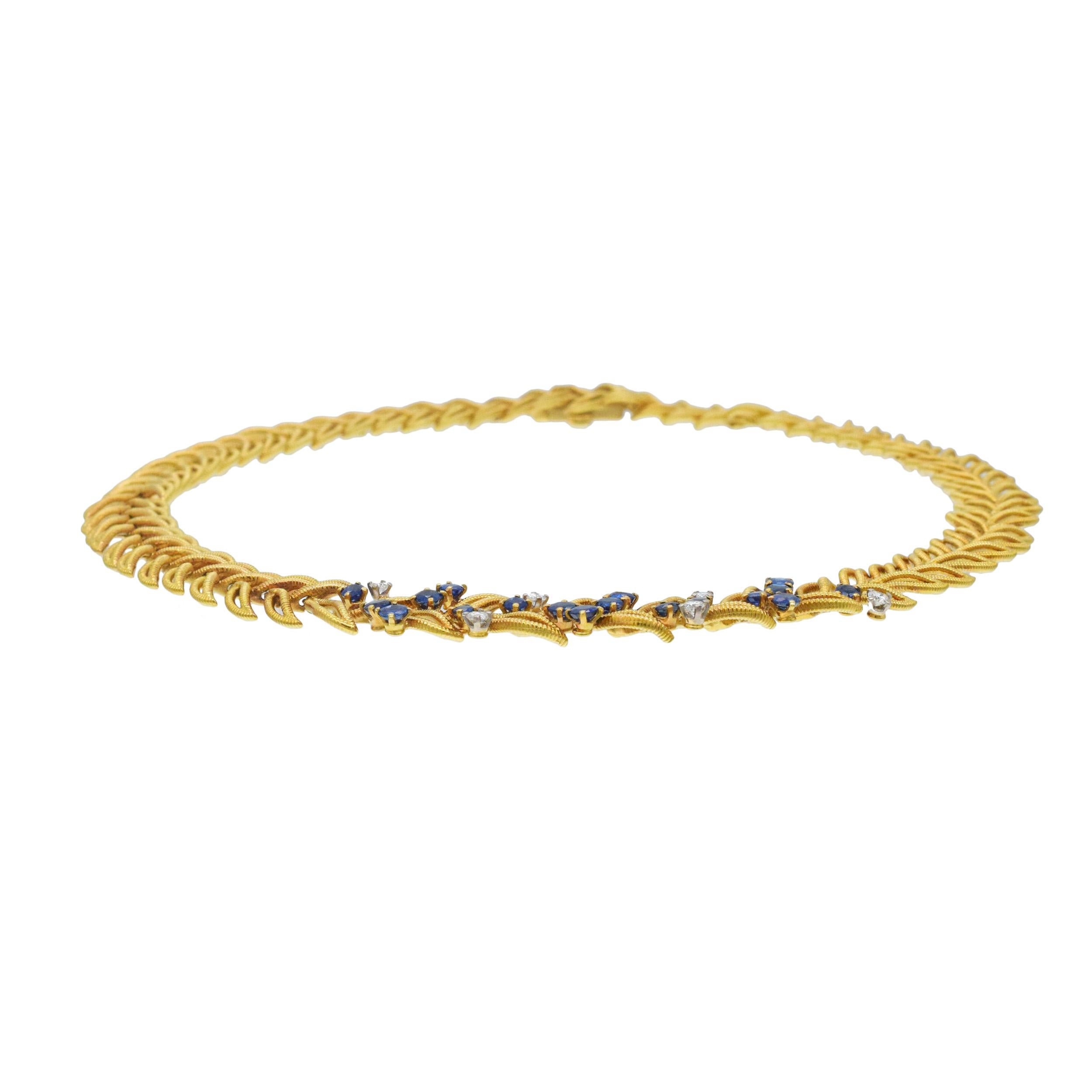 Van Cleef & Arpels Suite de boucles d'oreilles et de colliers en saphir et diamant en vente 2