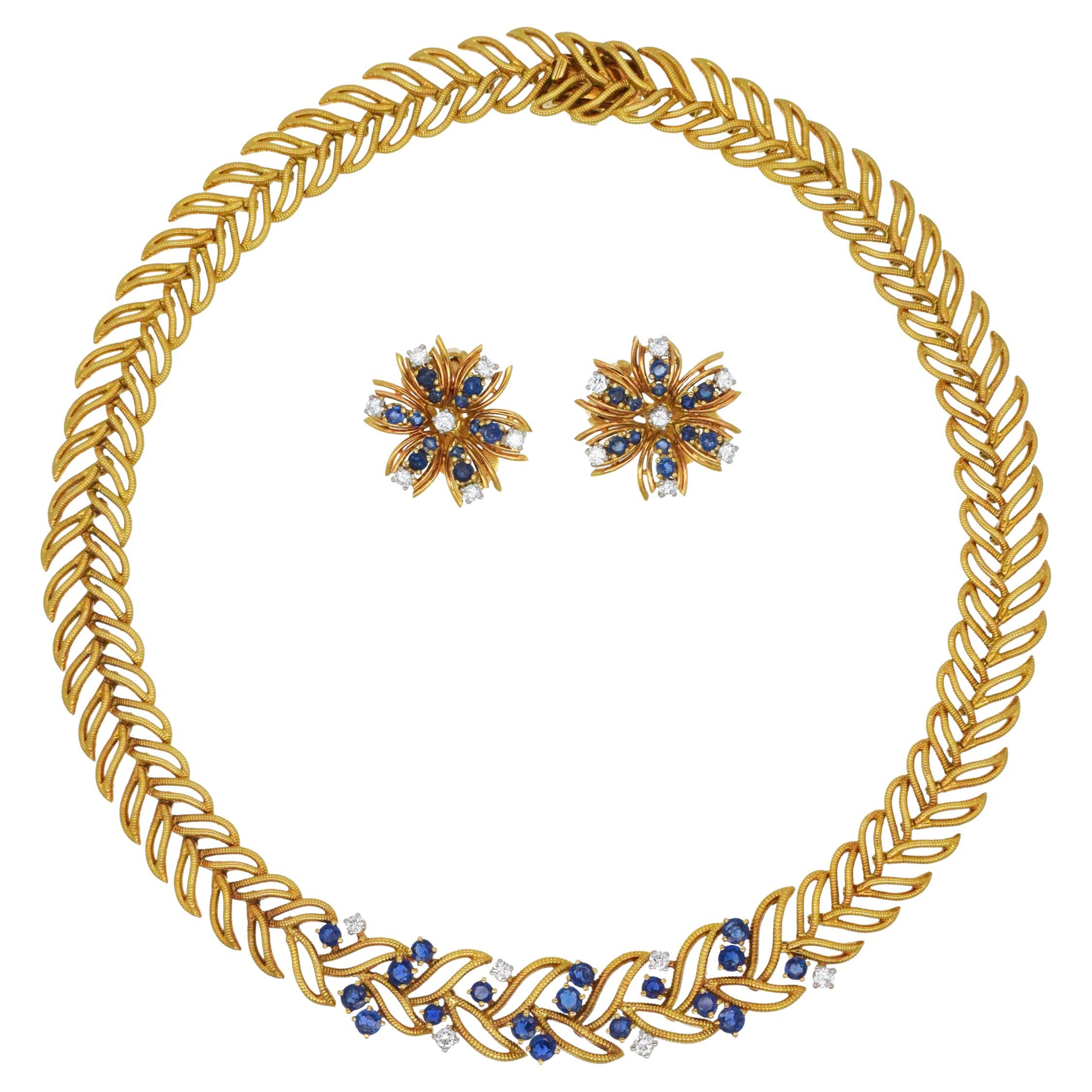 Van Cleef & Arpels Suite de boucles d'oreilles et de colliers en saphir et diamant en vente