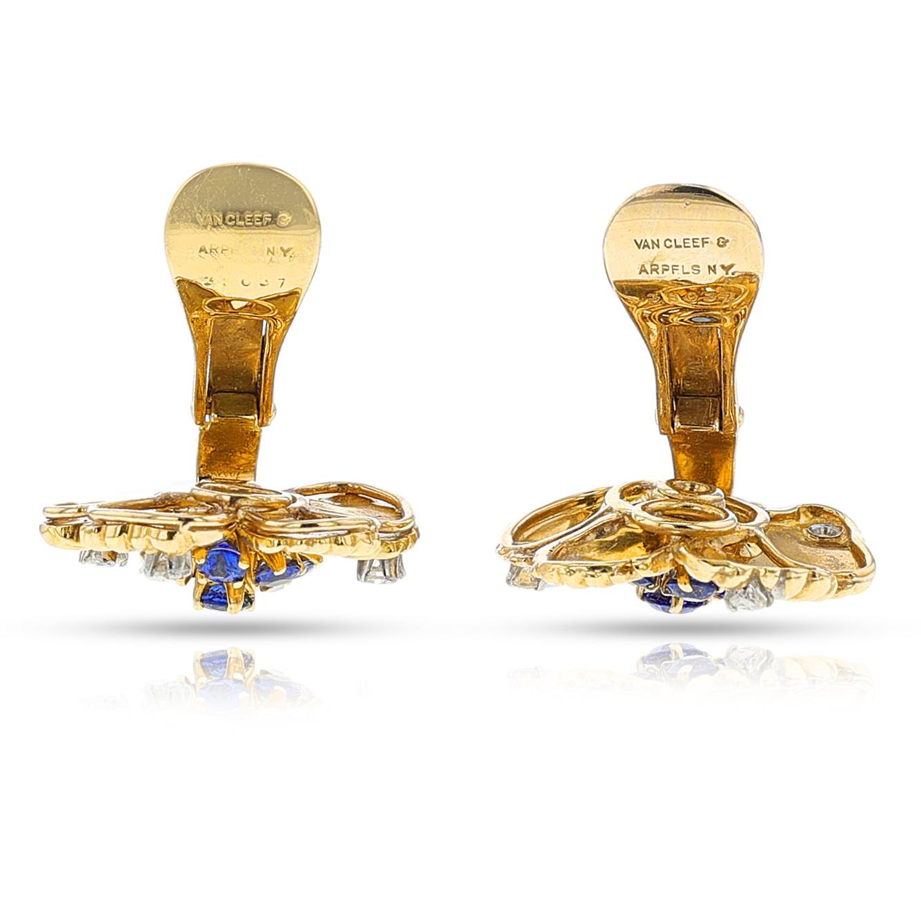 Taille ronde Van Cleef & Arpels, boucles d'oreilles à fleurs en saphir et diamants, 18 carats en vente