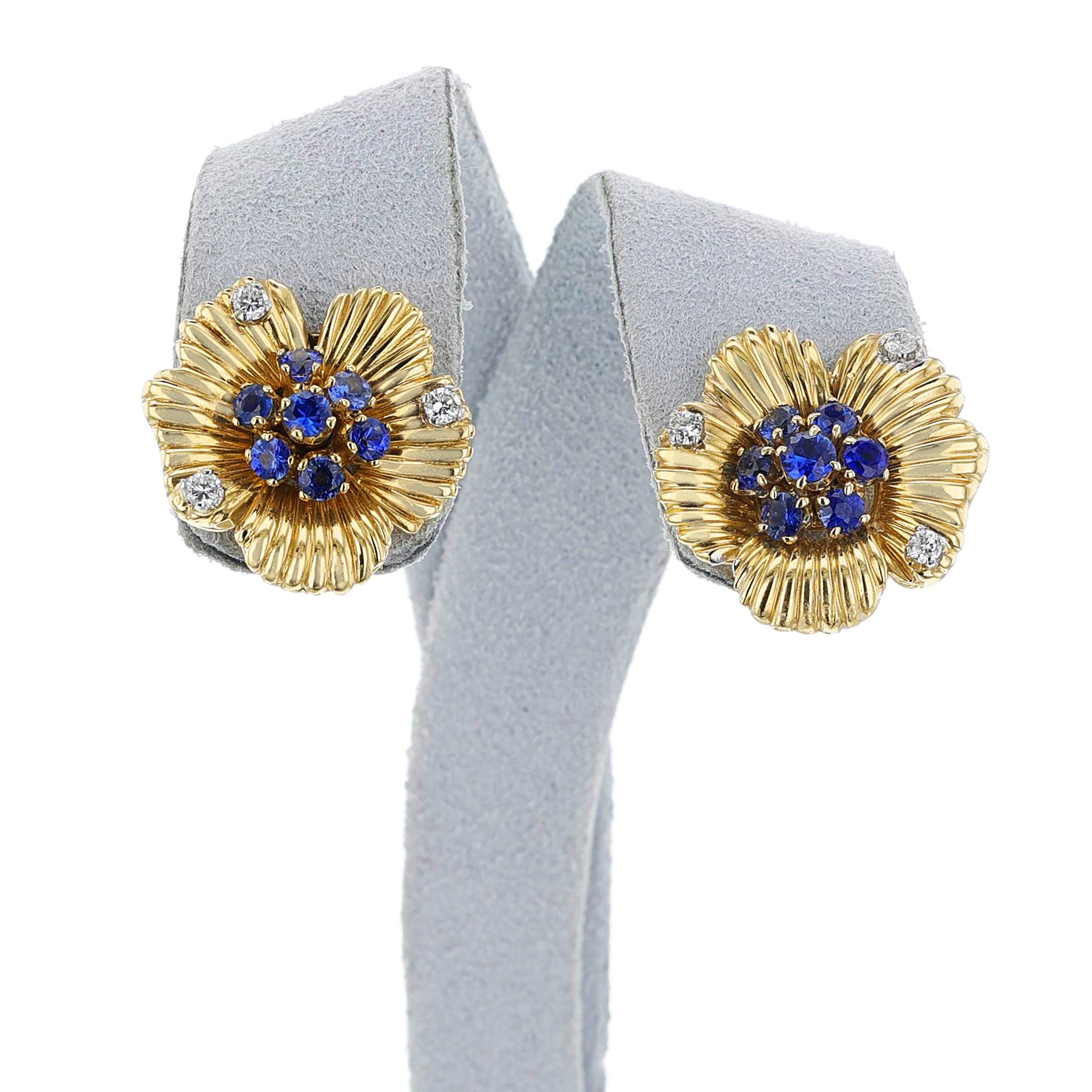 Van Cleef & Arpels, boucles d'oreilles à fleurs en saphir et diamants, 18 carats Excellent état - En vente à New York, NY