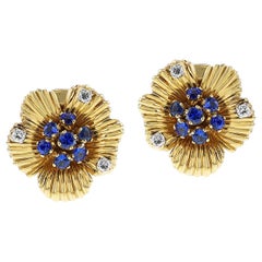 Van Cleef & Arpels, boucles d'oreilles à fleurs en saphir et diamants, 18 carats