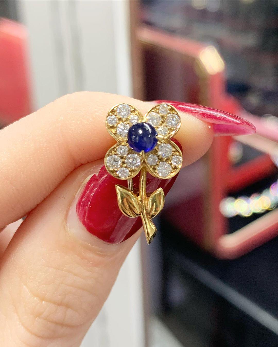 Van Cleef & Arpels Sapphire and Diamond Flower Brooch in 18k Yellow Gold In Good Condition In London, GB