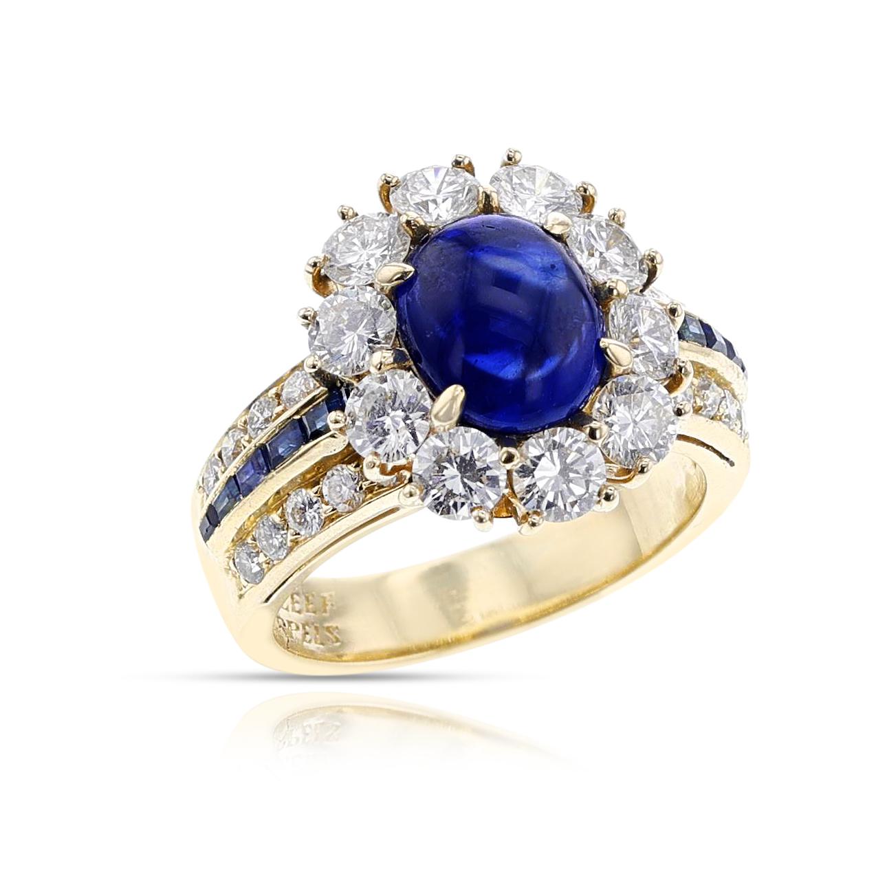 Anello Van Cleef & Arpels con zaffiro cabochon e diamanti in oro giallo 18 carati. Il peso totale dell'anello è di 8.02 grammi. La misura dell'anello è US 6. Lo zaffiro è impreziosito da un gruppo di diamanti rotondi a taglio brillante su una fila