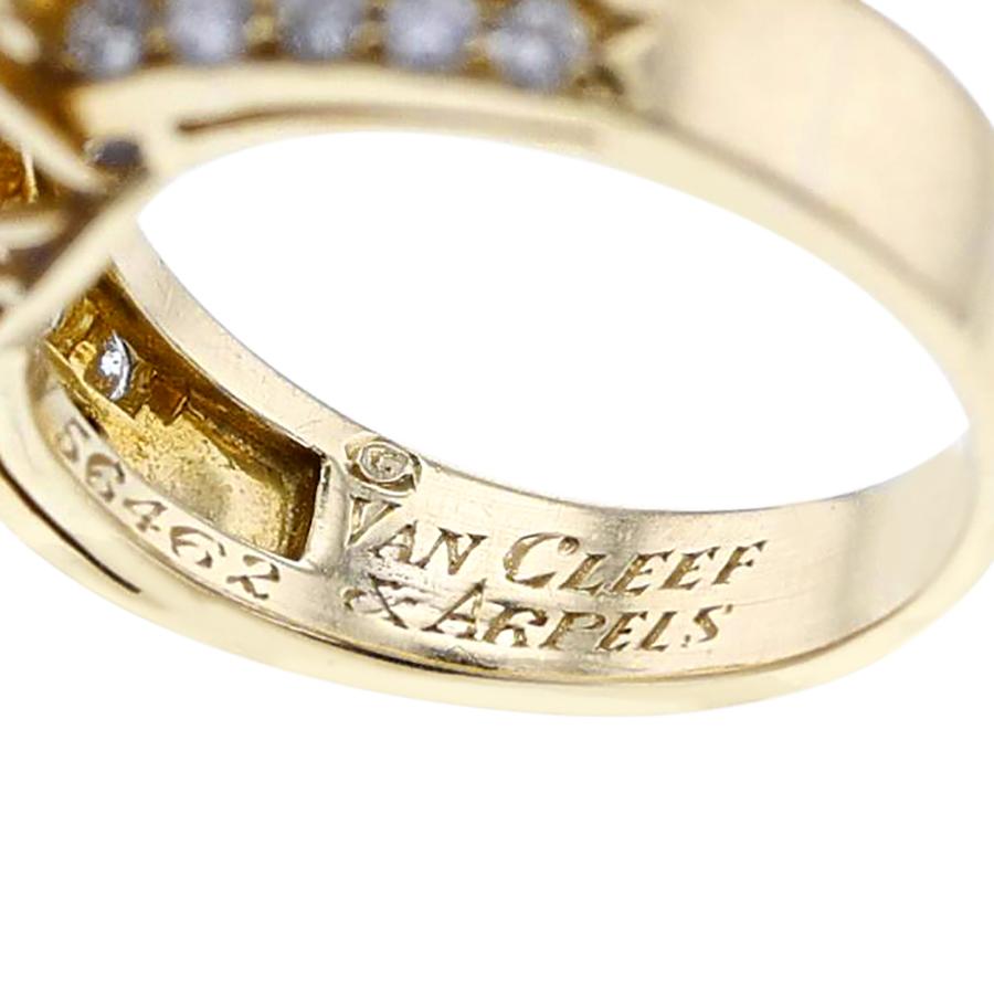 Anello Van Cleef & Arpels con zaffiro cabochon e diamanti, 18 ct. In condizioni ottime in vendita a New York, NY