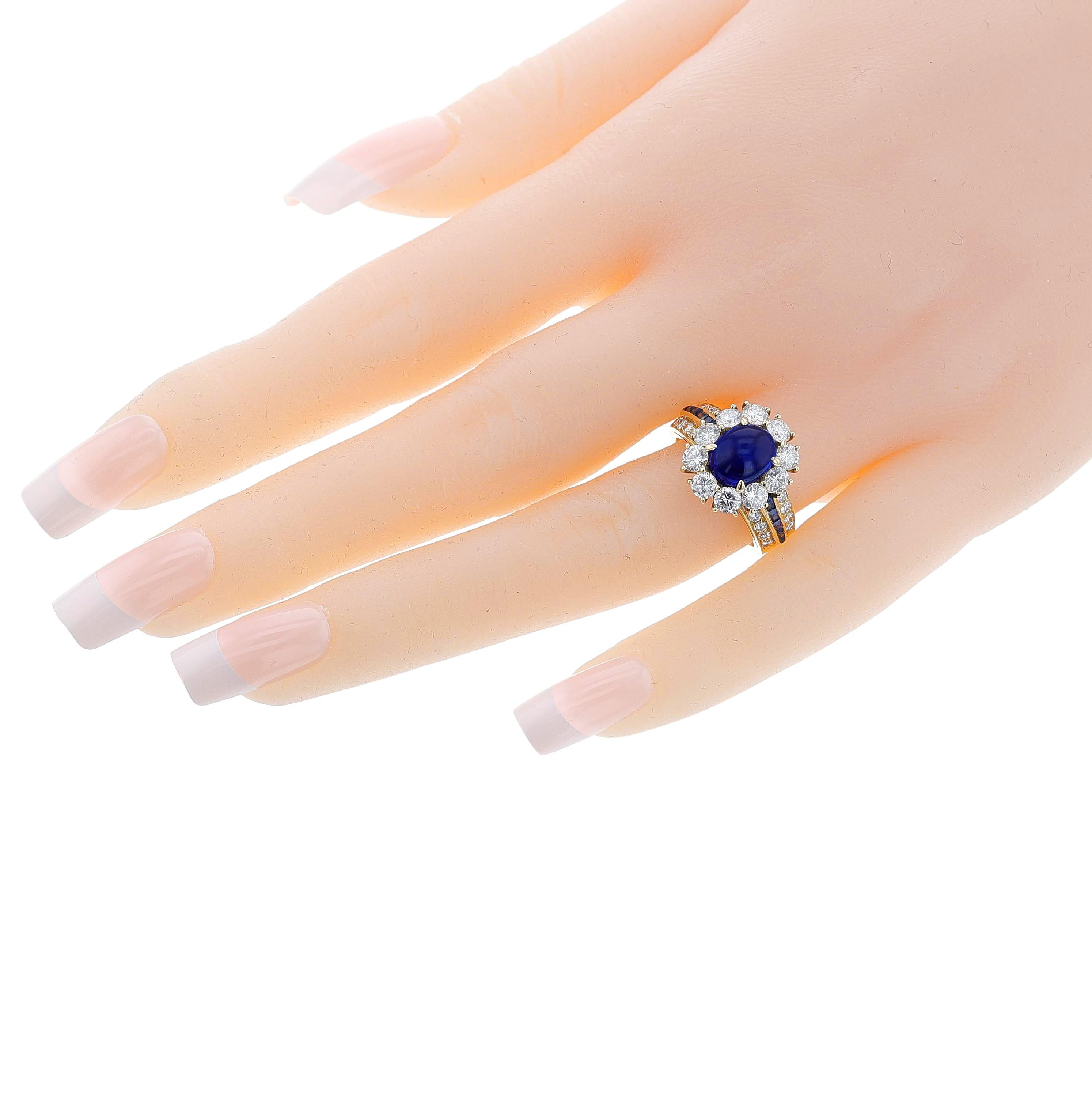 Anello Van Cleef & Arpels con zaffiro cabochon e diamanti, 18 ct. in vendita 2