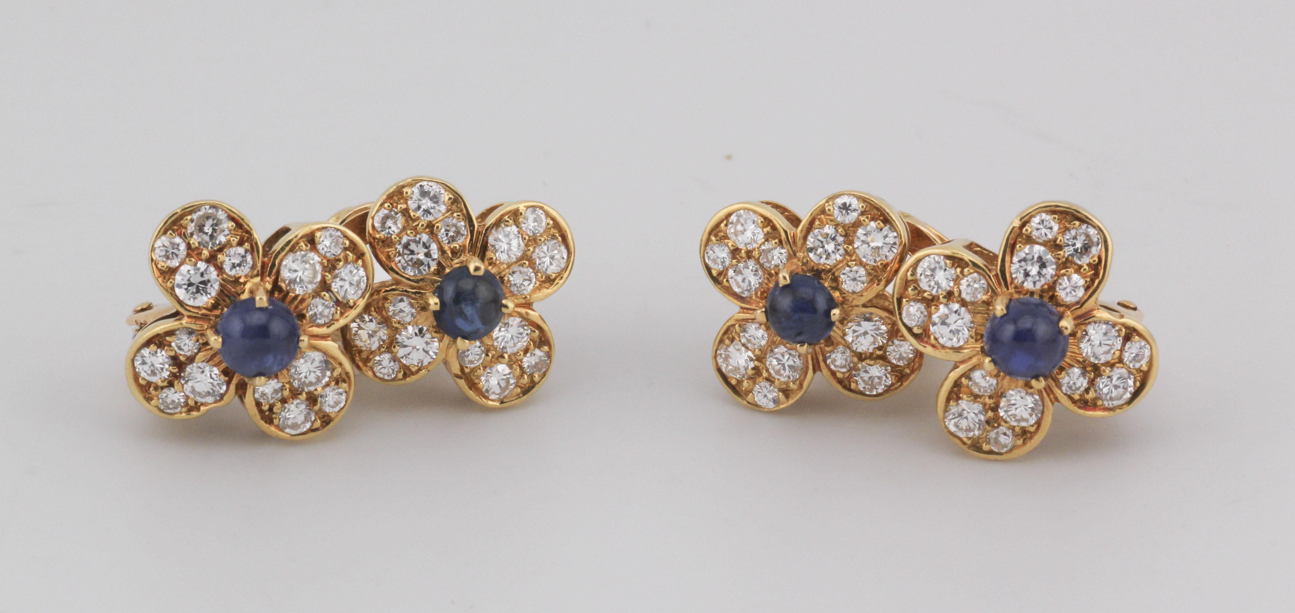Cabochon Van Cleef & Arpels - Orecchini a fiore con zaffiro e diamante in oro giallo 18 ct. in vendita