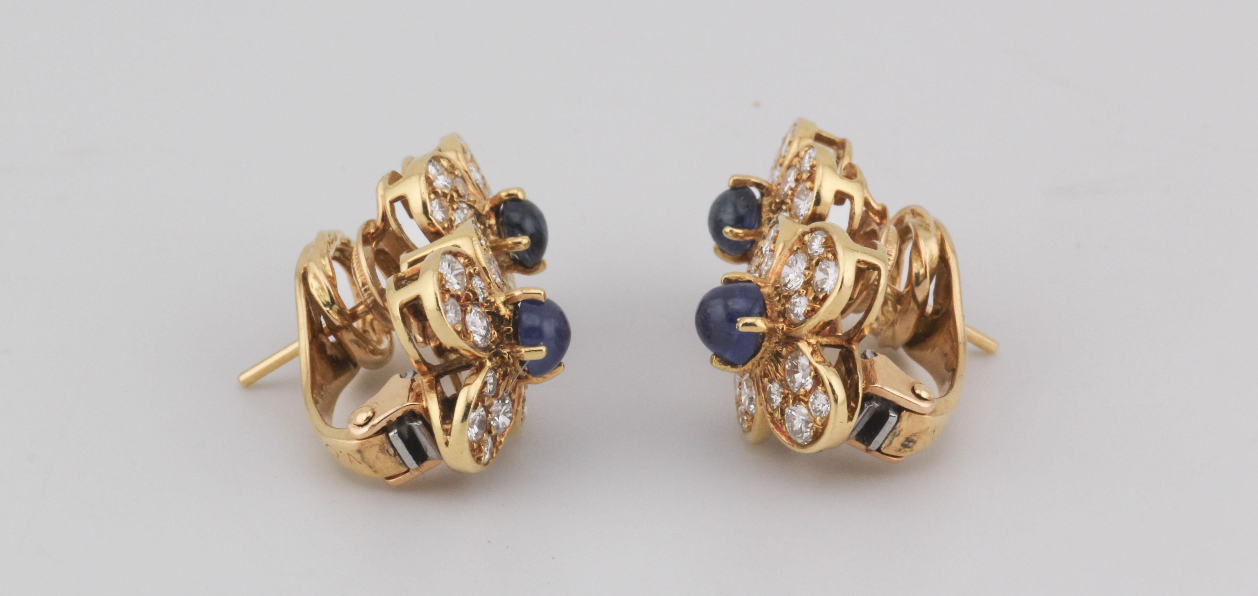 Van Cleef & Arpels - Orecchini a fiore con zaffiro e diamante in oro giallo 18 ct. In condizioni buone in vendita a Simpsonville, SC