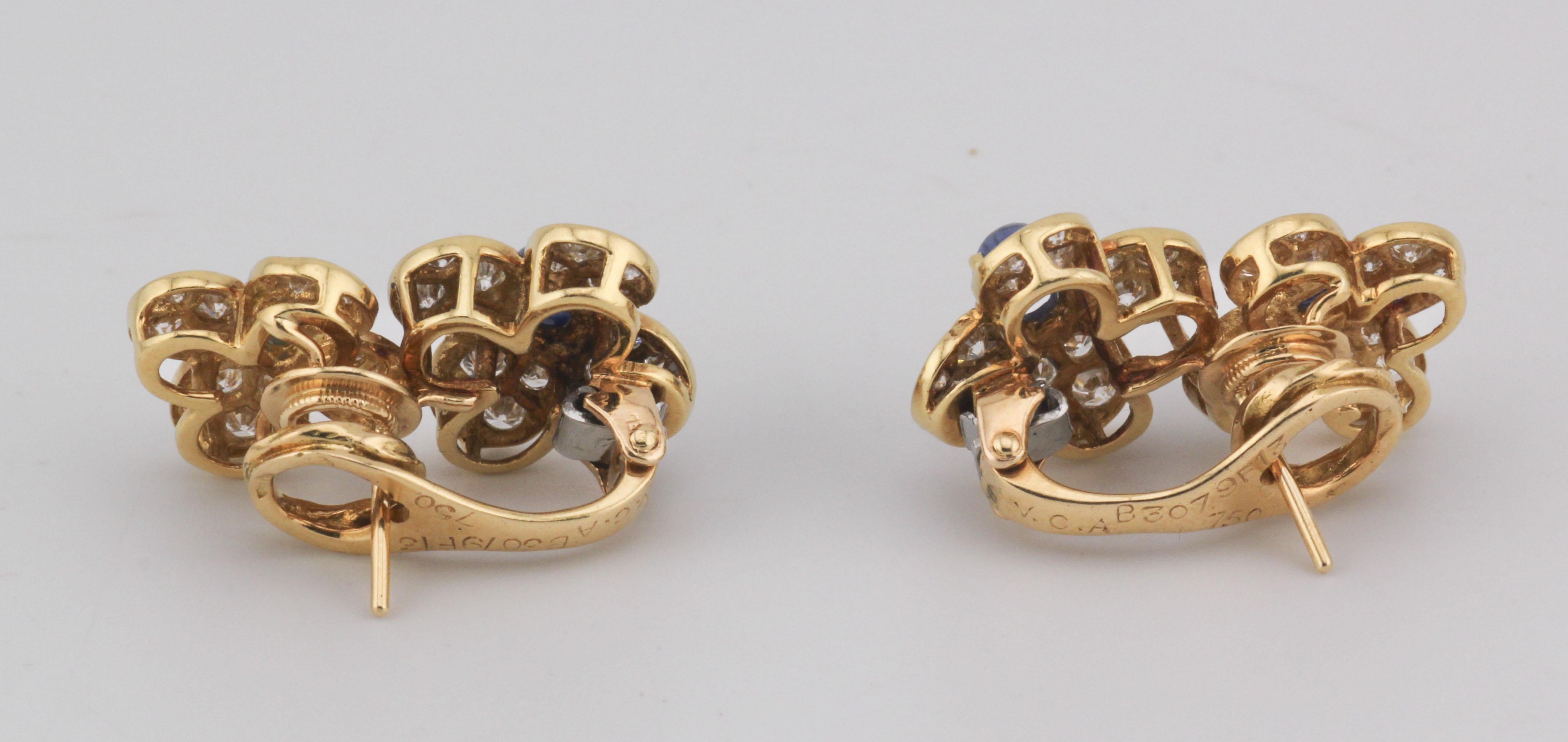 Donna Van Cleef & Arpels - Orecchini a fiore con zaffiro e diamante in oro giallo 18 ct. in vendita