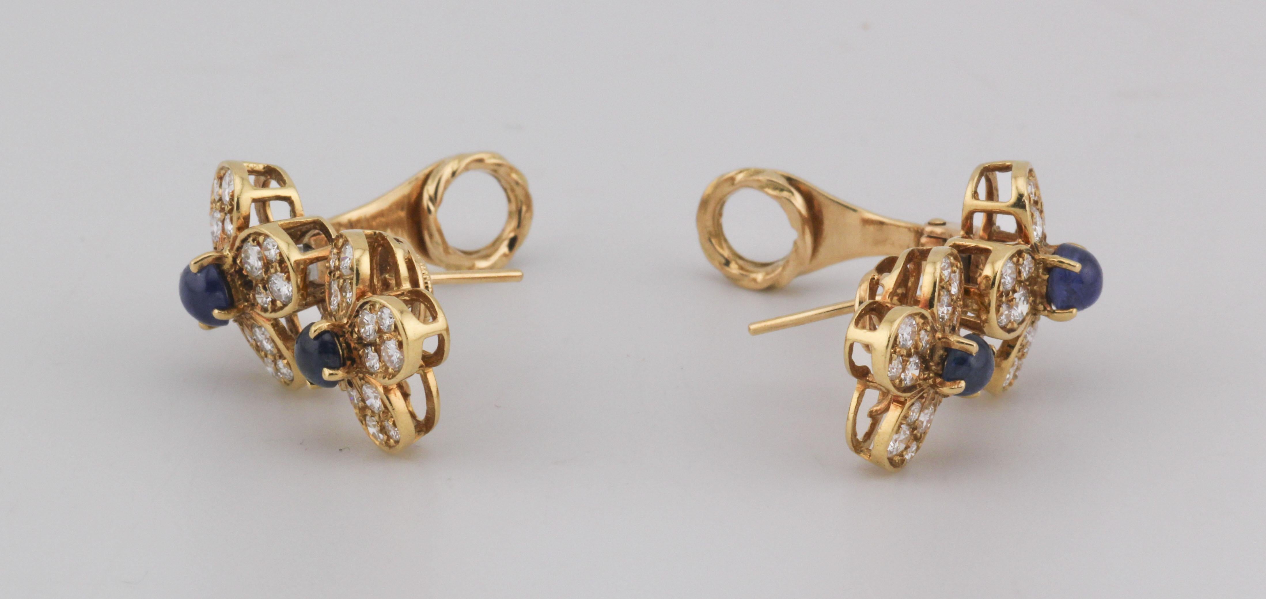 Van Cleef & Arpels - Orecchini a fiore con zaffiro e diamante in oro giallo 18 ct. in vendita 2