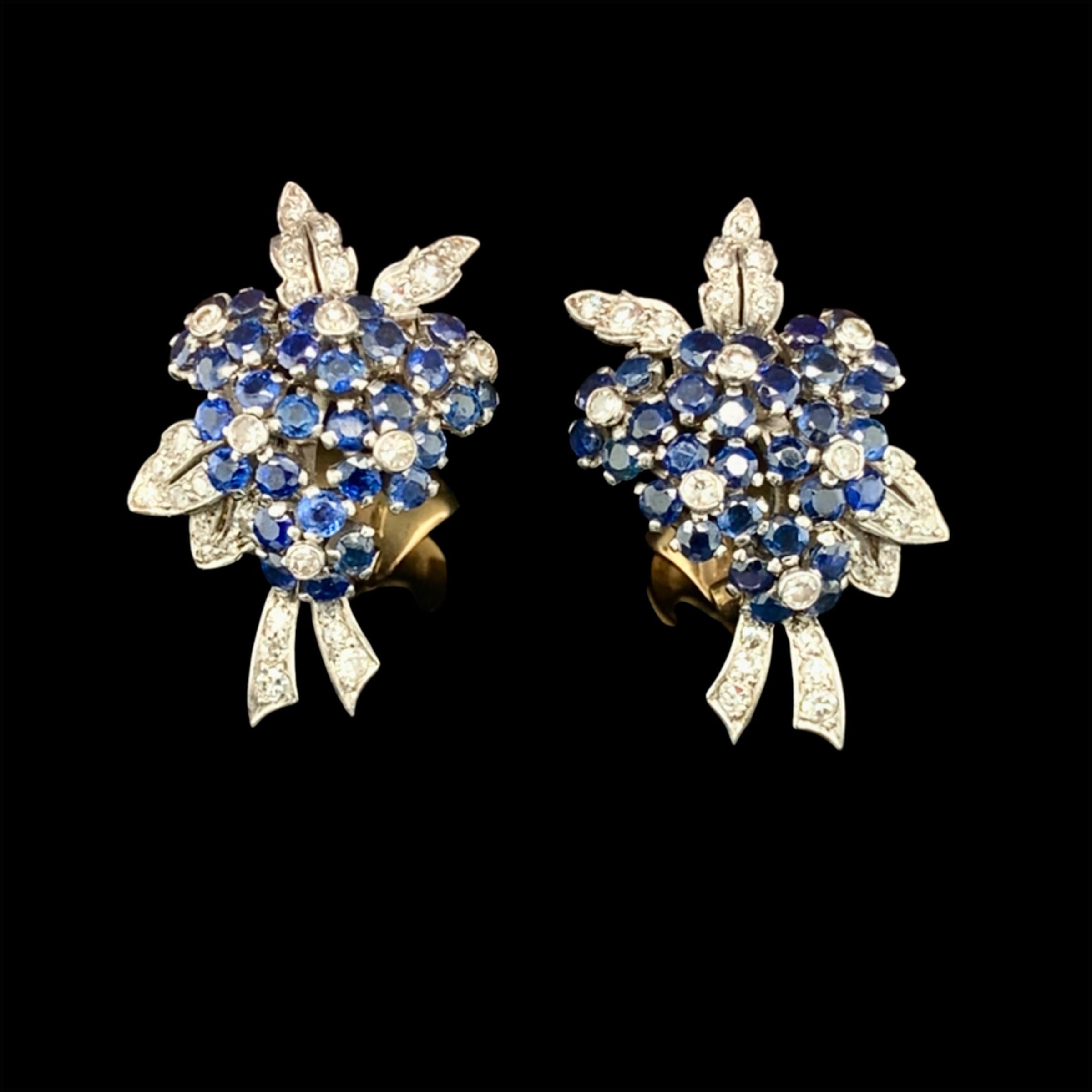 Un bel paio di orecchini a fiore in zaffiro, diamanti, platino e oro di Van Cleef & Arpels, anni '40 circa.

Ognuno di essi è delicatamente lavorato con fiori di zaffiro e foglie e steli di diamante. 

Clip in oro firmate Van Cleef & Arpels e