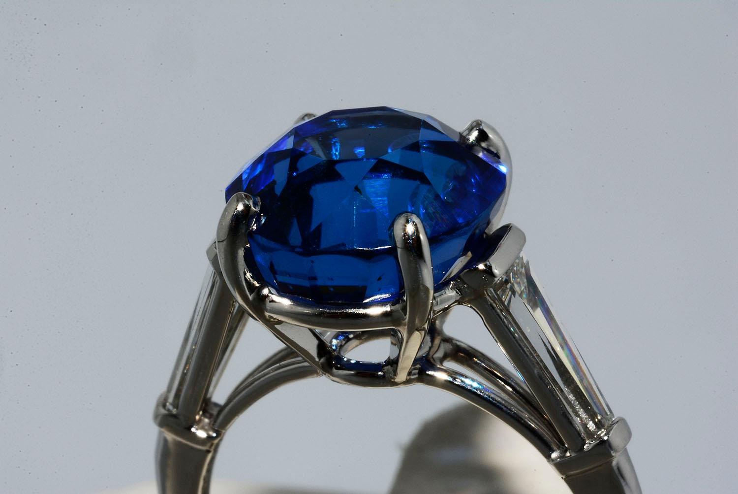 Modern Van Cleef & Arpels Sapphire and Diamond Platinum Ring
