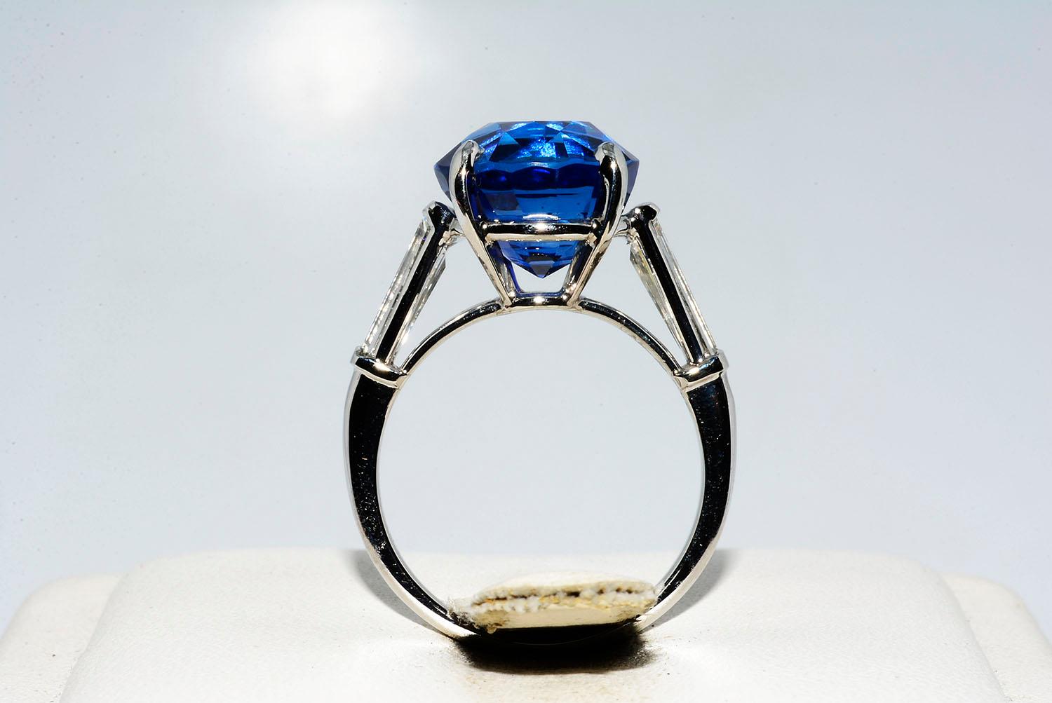 Van Cleef & Arpels Sapphire and Diamond Platinum Ring In Excellent Condition In New York, NY