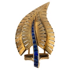 Spilla in oro con zaffiro Van Cleef 
Arpels