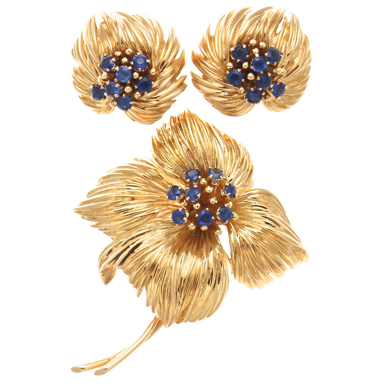Round Cut Van Cleef & Arpels Sapphire Gold Earrings