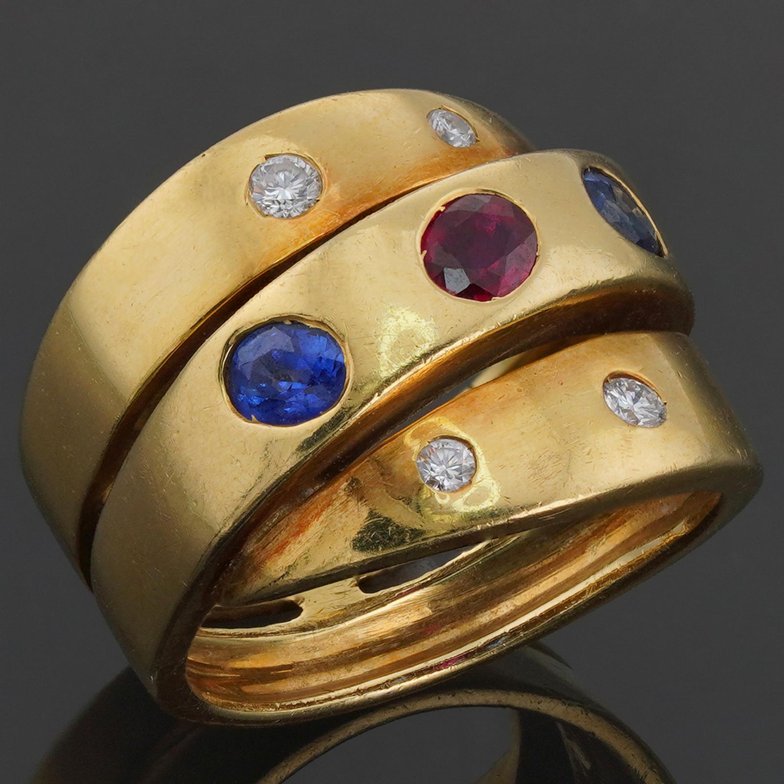 Dieser fabelhafte Vintage-Ring von Van Cleef & Arpels besteht aus einem breiten Band aus 18 Karat Gelbgold und ist mit einem blauen Saphir, roten Rubinen und Diamanten besetzt. Hergestellt in Frankreich in den 1980er Jahren. Abmessungen: 0,59