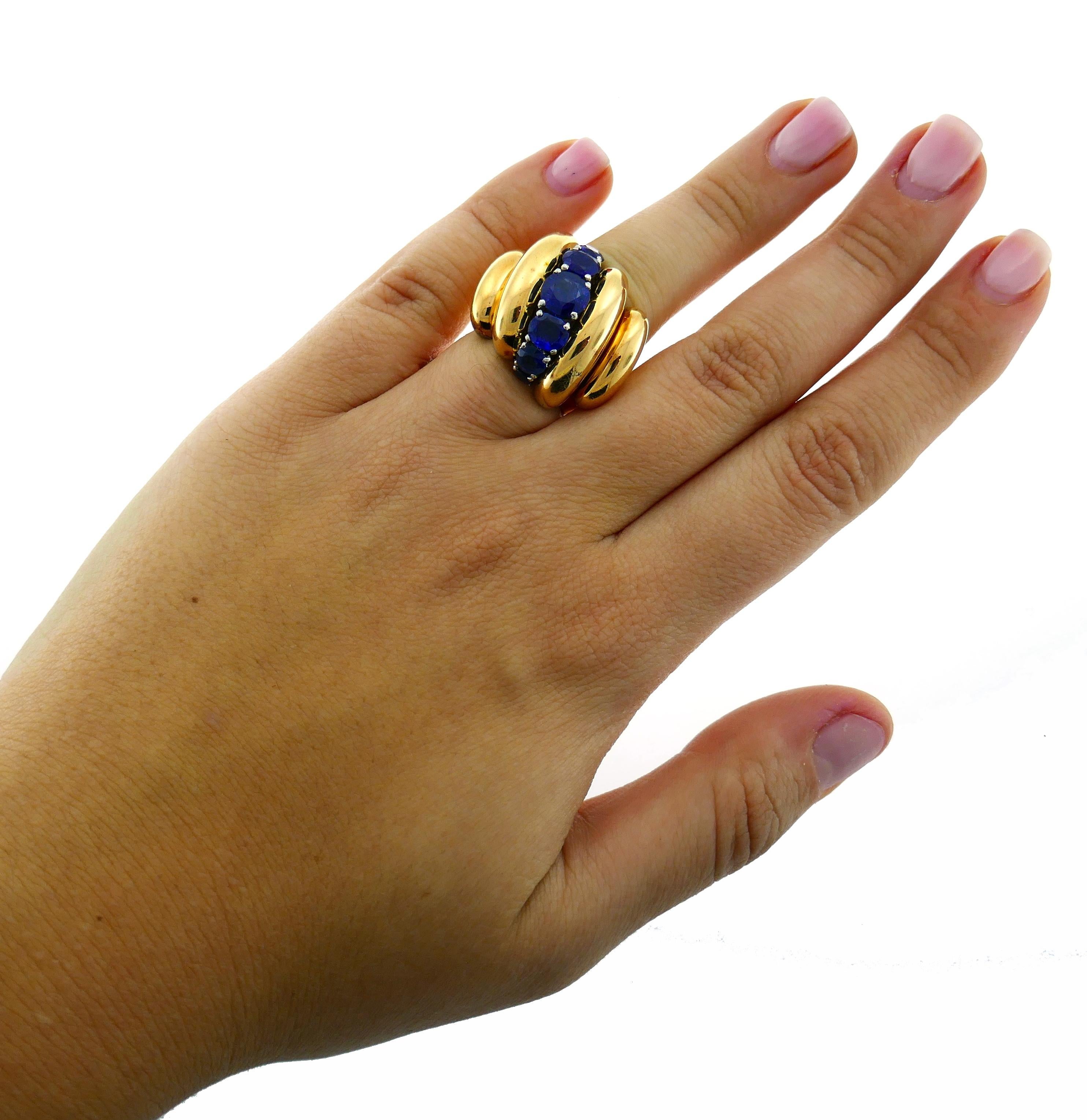 Superb Bombe design cocktail ring created by Van Cleef & Arpels New York in the 1970s. Timeless, chic and wearable, the ring is a great addition to your jewelry collection.
It is made of 14 karat (tested) yellow gold and set with seven oval faceted