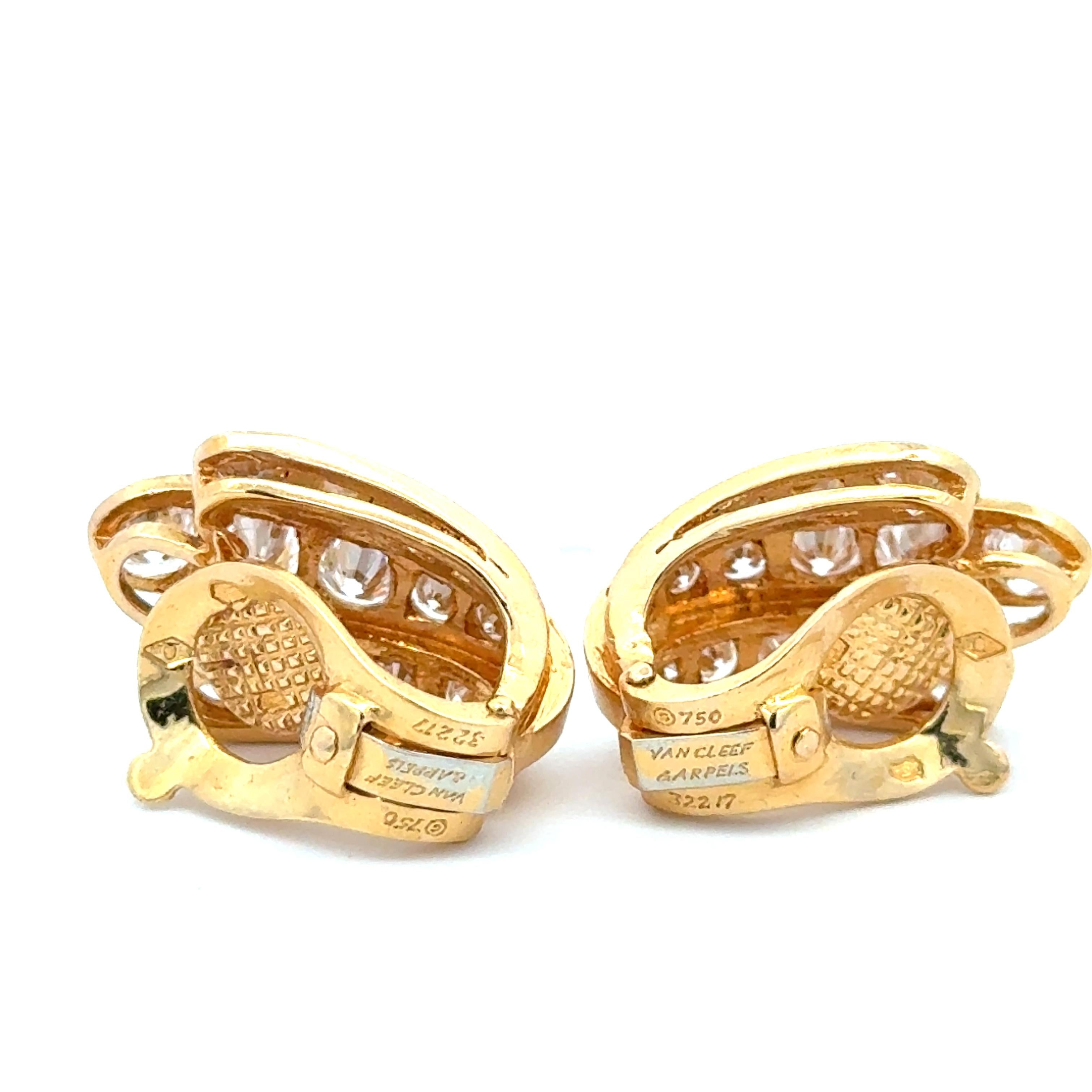 Orecchini vintage Van Cleef & Arpels con diamanti a conchiglia in oro giallo 18 carati. Gli orecchini presentano circa 3ctw di diamanti tondi brillanti (colore E-G, VVS-VS). Gli orecchini misurano 0,75