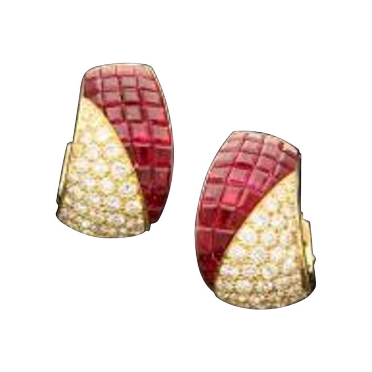 Van Cleef & Arpels 'Sertie Invisible' Asymmetrische Clip-Ohrringe, Gold Rubin Diamant im Angebot