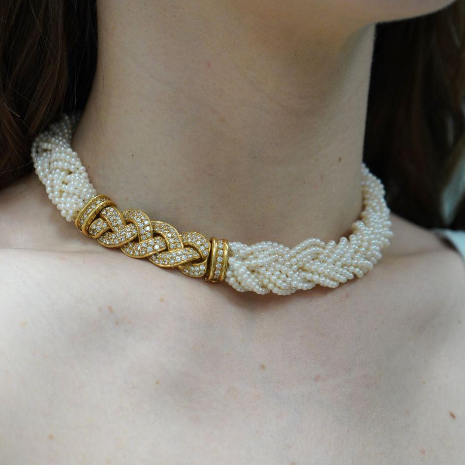 Cet ensemble vintage Van Cleef & Arpels comprend trois colliers de perles interchangeables ancrés par un fermoir en or jaune 18 carats et diamants dans un motif tressé. Le fermoir, d'un poids de 15,4 grammes, est serti de diamants ronds de taille