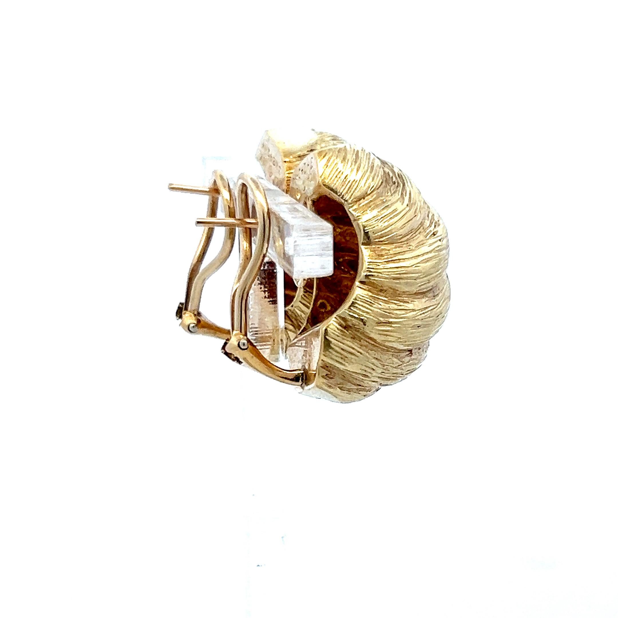 Progettista:
Van Cleef & Arpels
Titolo:
Orecchini a clip in oro giallo 18 carati Van Cleef & Arpels
Stile:
Clip On
Metallo:
oro giallo 18 carati
Dimensioni:
0.99*0.66*0.76IN
Peso:
26,5 grammi
Condizioni:
Vintage
ID prodotto:
5J224
Nota:
Si prega di