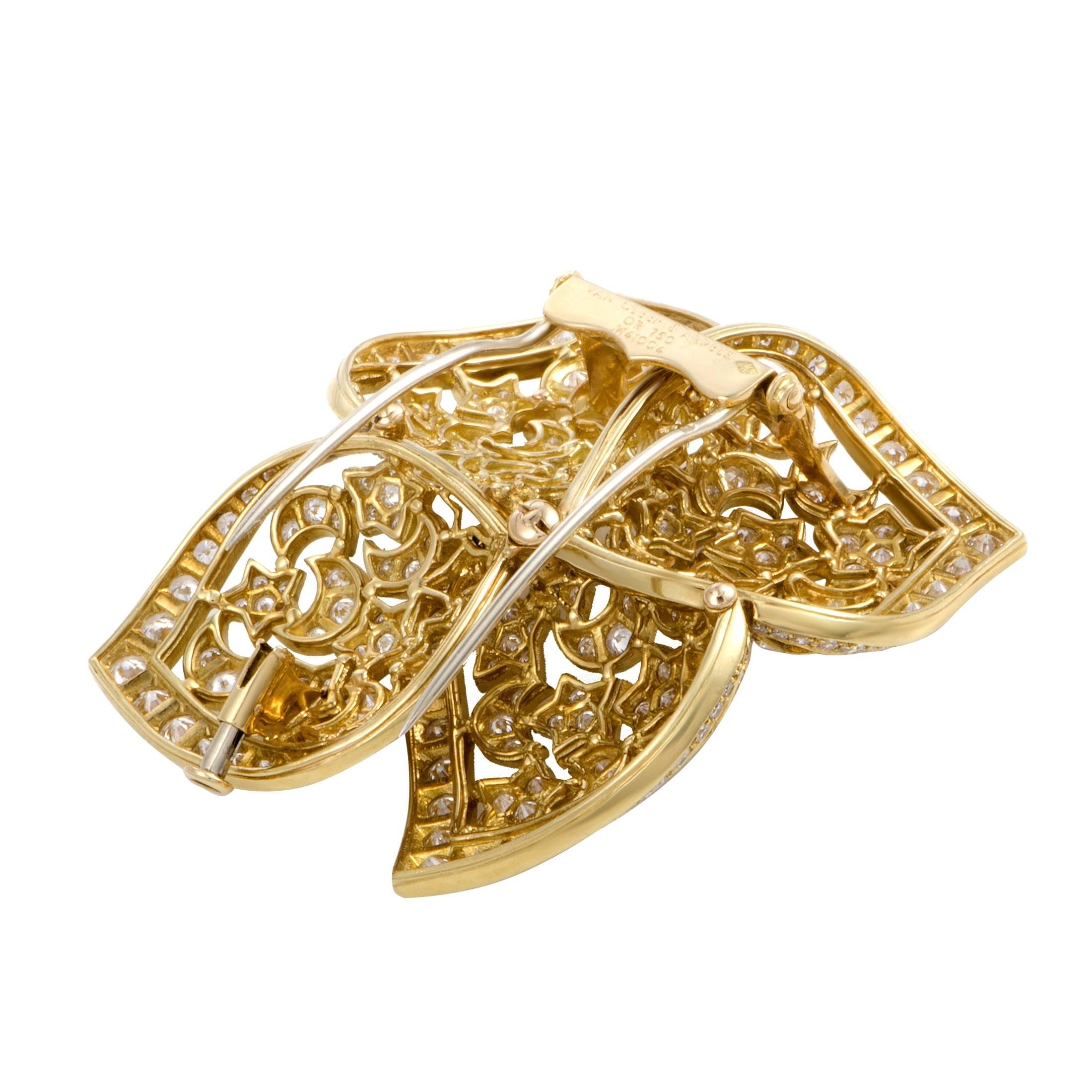 Elegantly designed by Van Cleef & Arpels in shimmering 18K yellow gold, this stunning pin is absolutely exemplary in design and style. The sparkling brooch is completely embellished in dazzling 8.50ct of E-color VVS-clarity diamonds that radiate the
