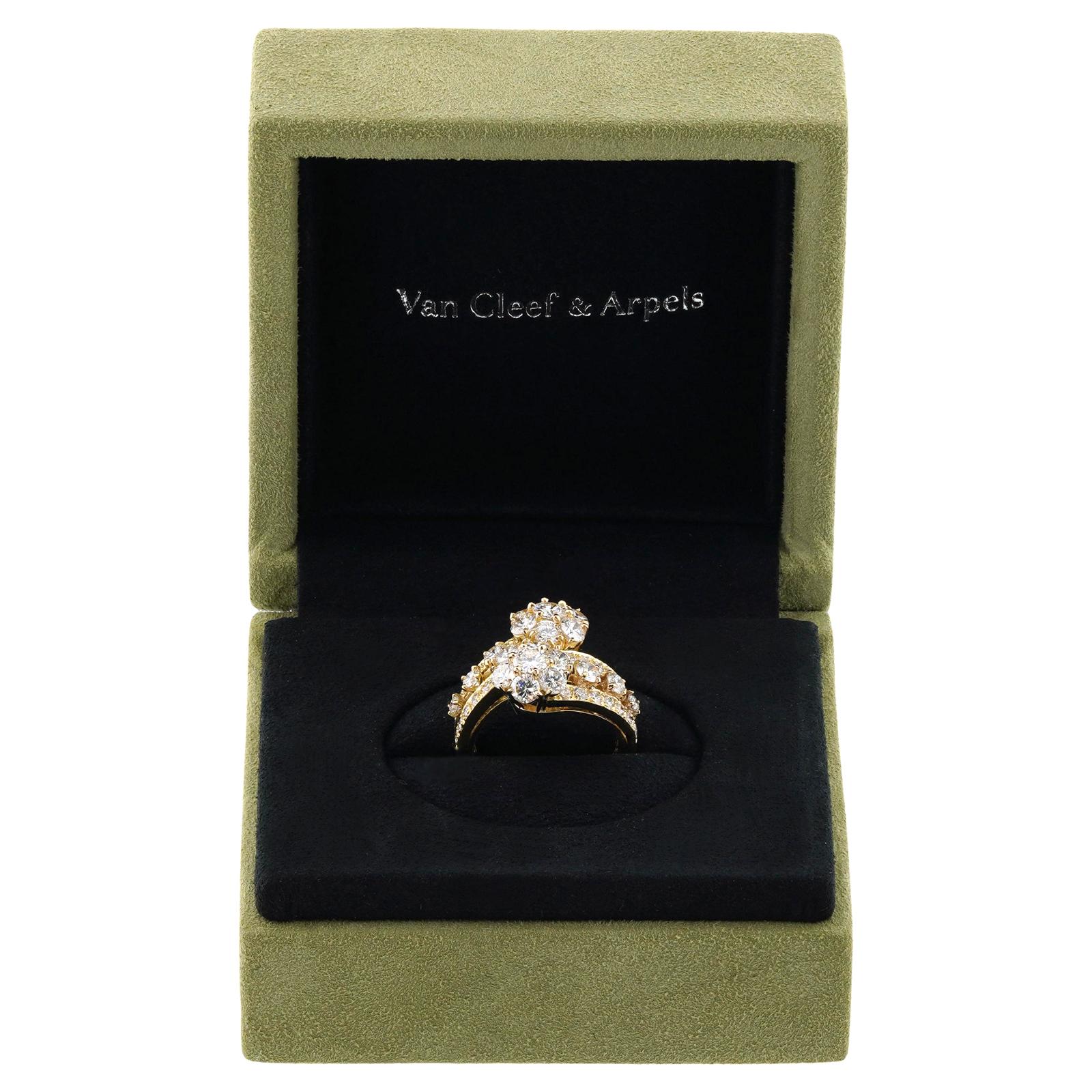 VAN CLEEF & ARPELS Snowflake 18k Yellow Gold Diamond Ring Size 5 In Excellent Condition For Sale In New York, NY