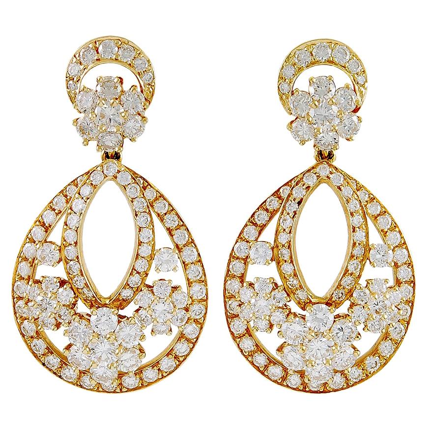 Van Cleef & Arpels Diamond Yellow Gold Snowflake Chandelier Earrings