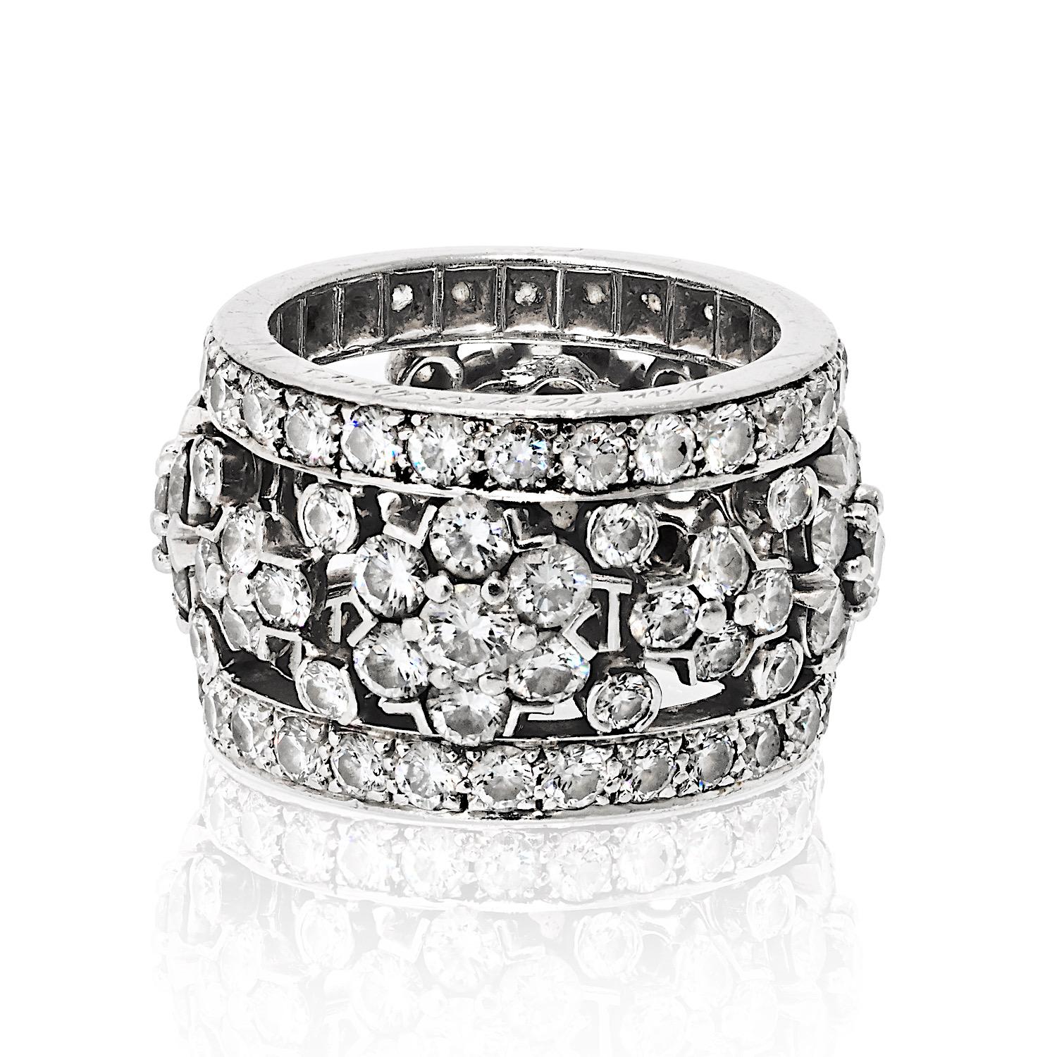Centelleante de luz, la colección de Alta Joyería Copo de Nieve se inspira en los copos de nieve, una inspiración para Van Cleef & Arpels desde la década de 1940. Los diamantes redondos se combinan para formar deslumbrantes motivos invernales.

Este