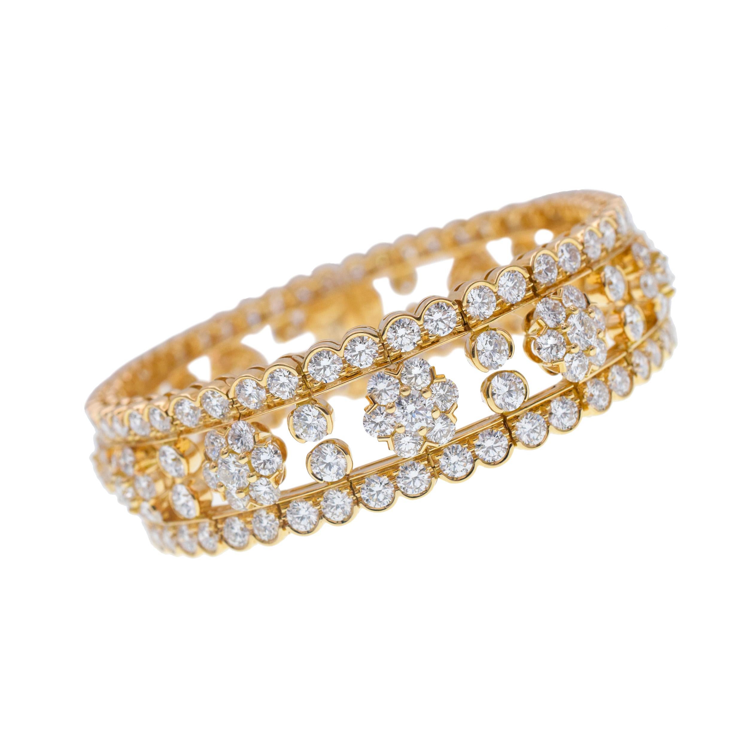 Artist Van Cleef & Arpels Snowflake Diamonds Bracelet. 18k Gold For Sale