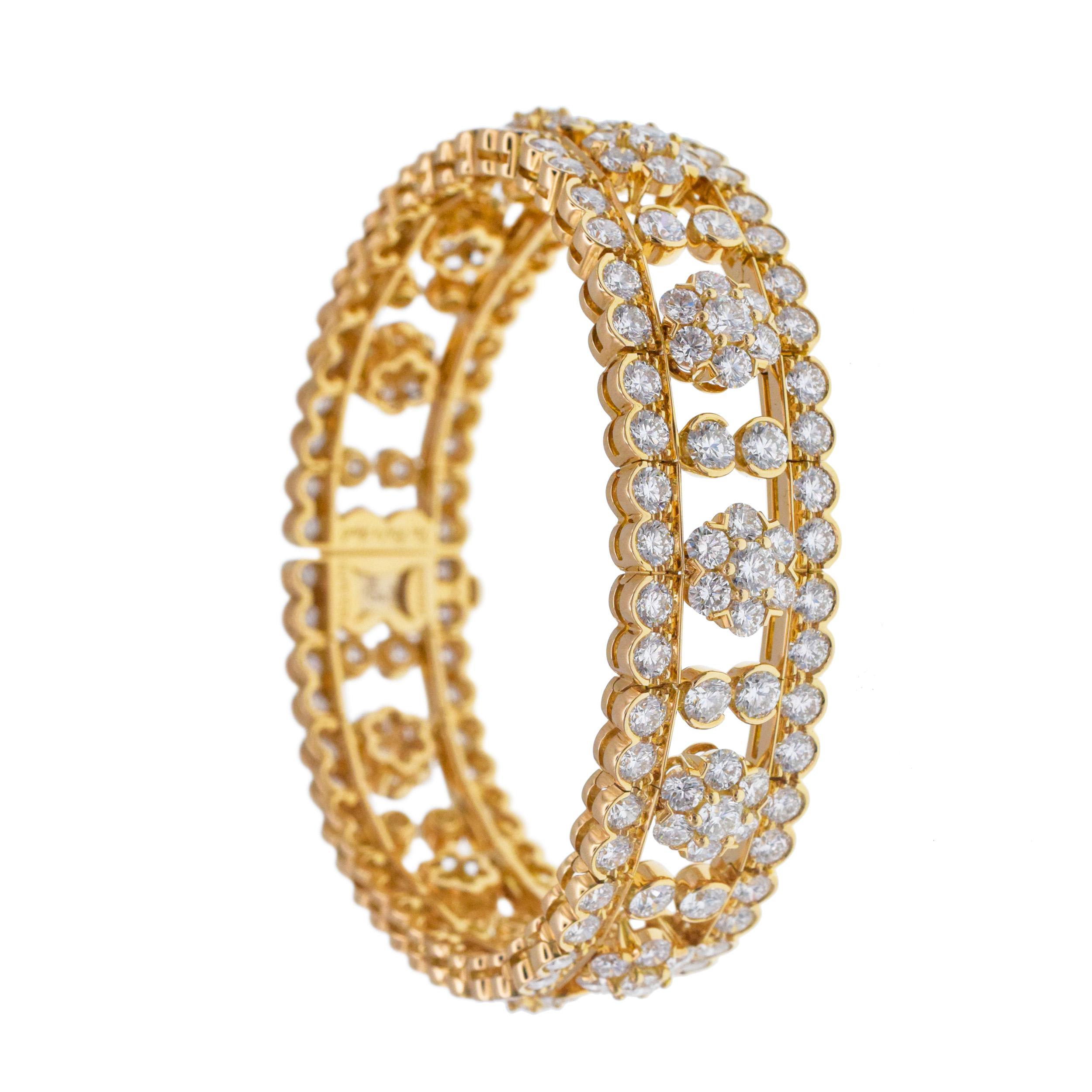 Round Cut Van Cleef & Arpels Snowflake Diamonds Bracelet. 18k Gold For Sale
