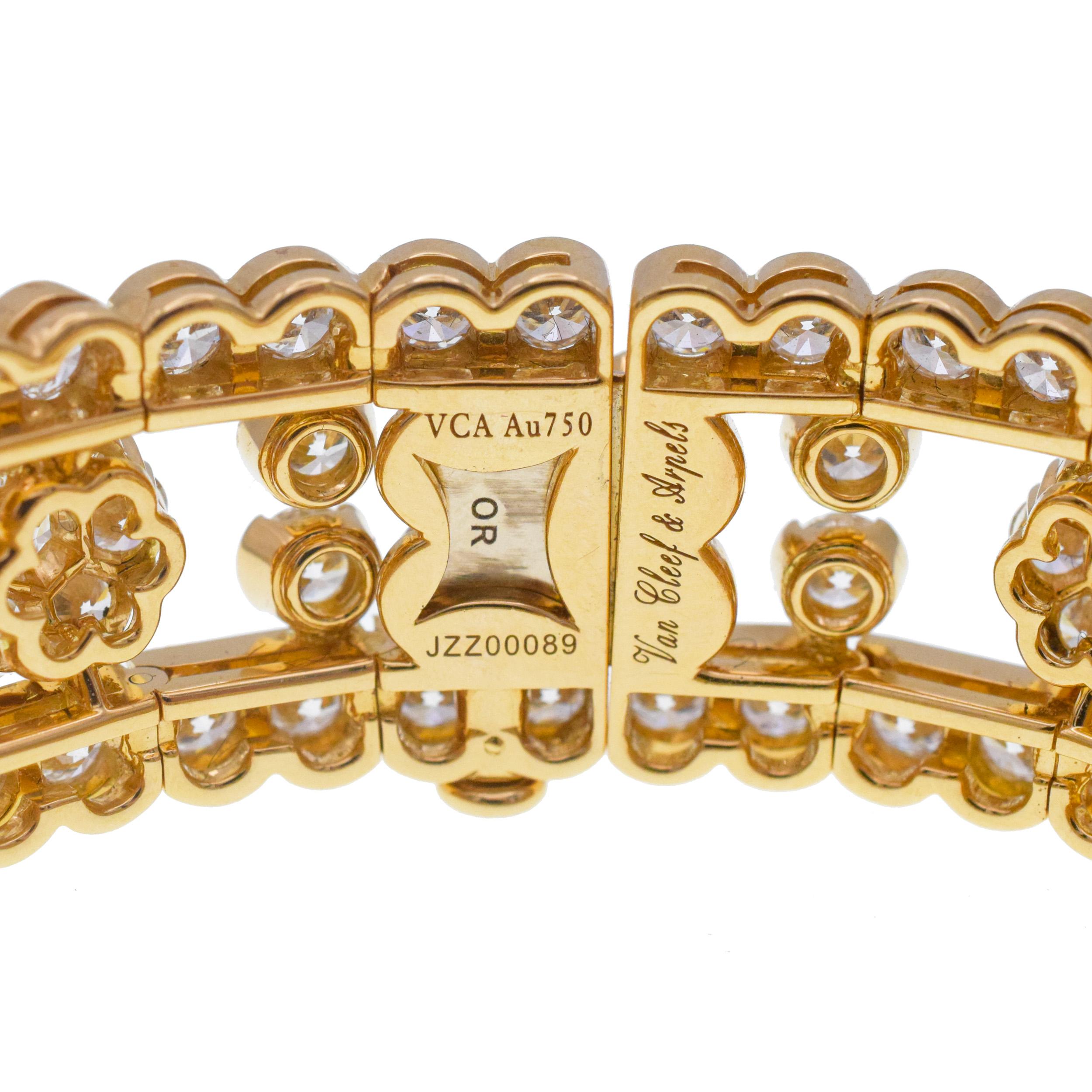 Van Cleef & Arpels Snowflake Diamonds Bracelet. 18k Gold In Excellent Condition For Sale In New York, NY