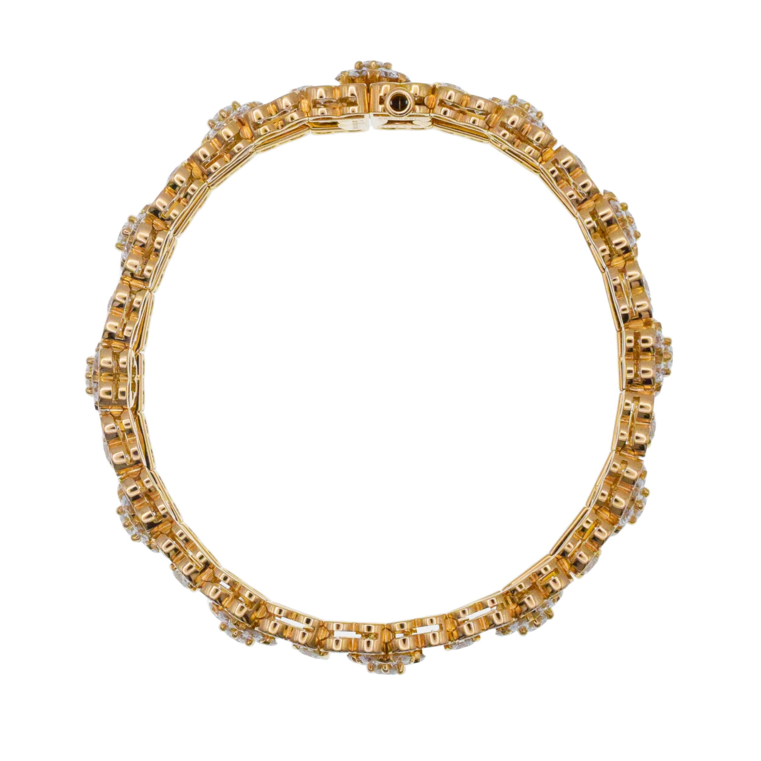 Women's or Men's Van Cleef & Arpels Snowflake Diamonds Bracelet. 18k Gold For Sale