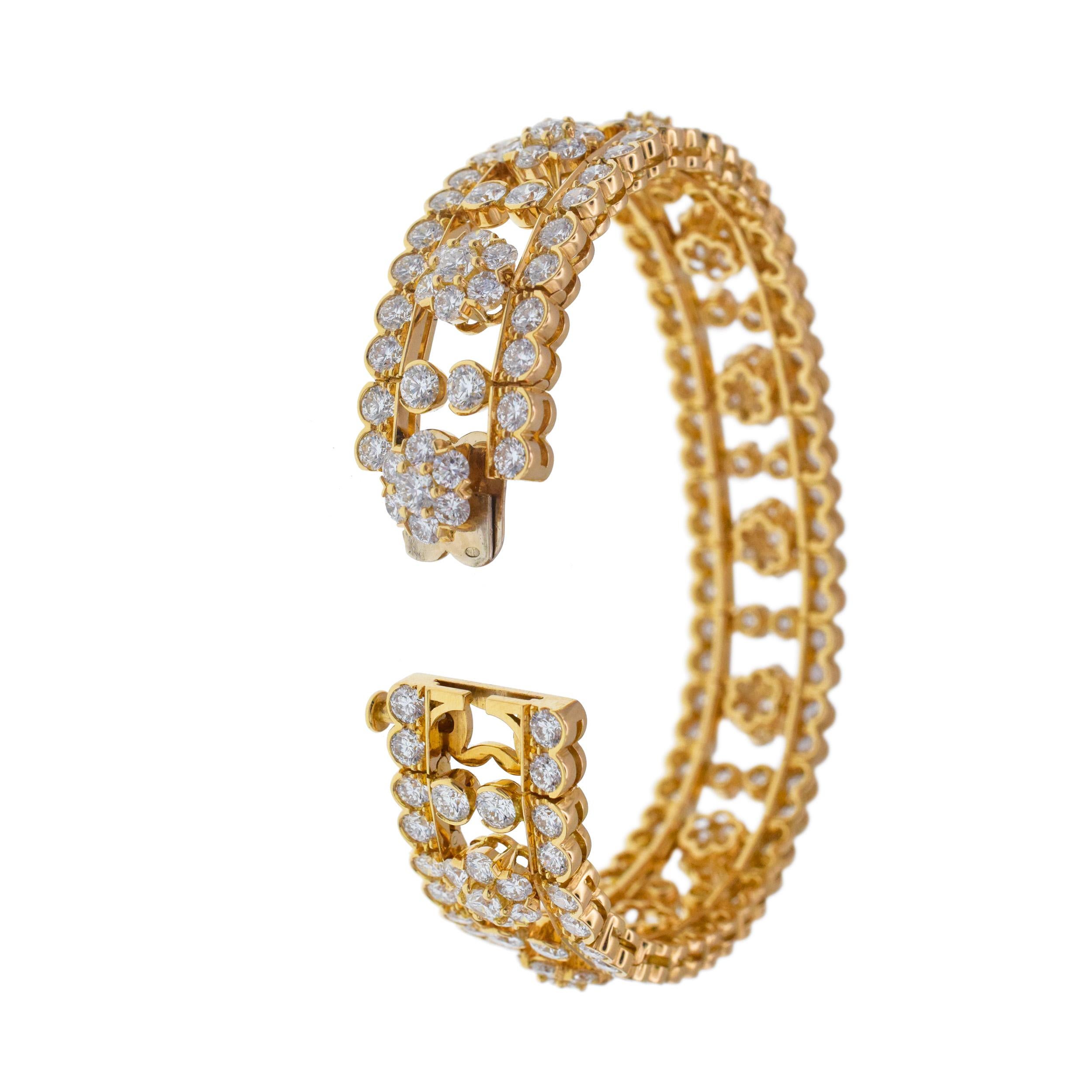 Van Cleef & Arpels Snowflake Diamonds Bracelet. 18k Gold For Sale 1