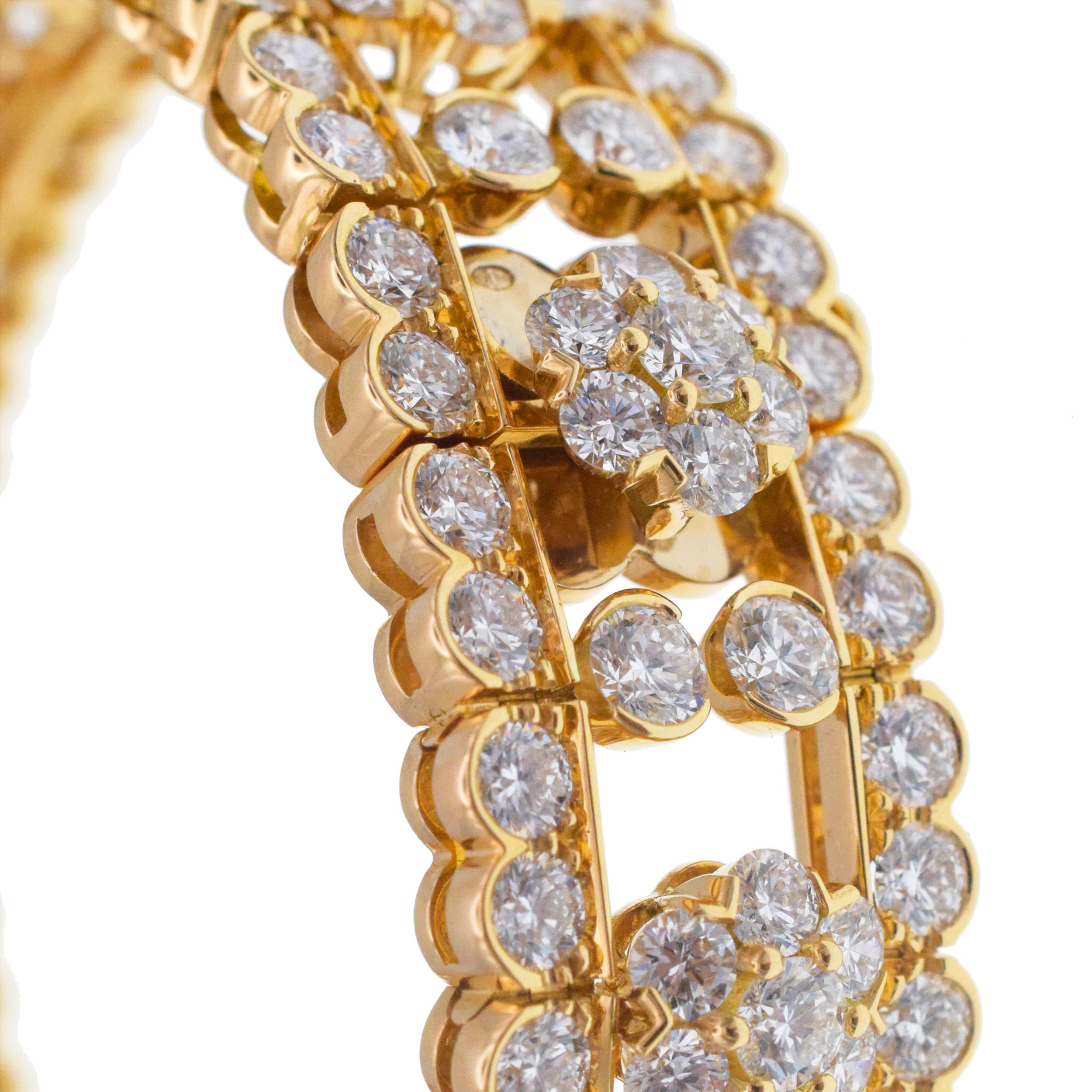 Van Cleef & Arpels Snowflake Diamonds Bracelet. 18k Gold For Sale 2