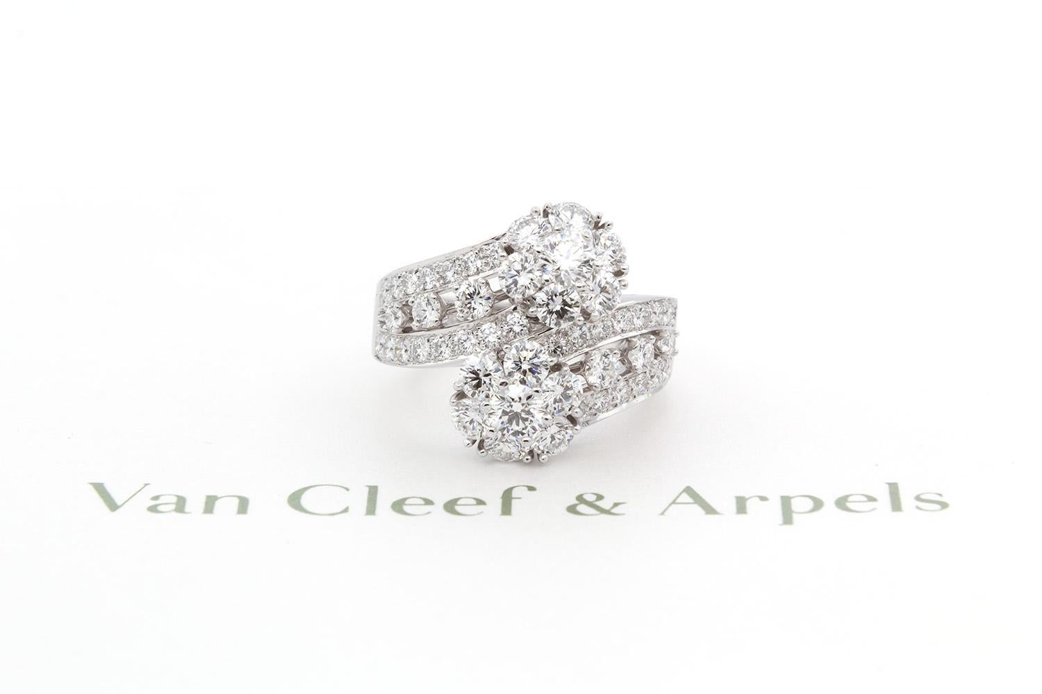 Siamo lieti di offrire questo splendido anello autentico garantito Van Cleef & Arpels Snowflake Double Flower con scatola interna ed esterna originale VCA, valutazione dell'assicurazione e... Scintillante di luce, la collezione di alta gioielleria
