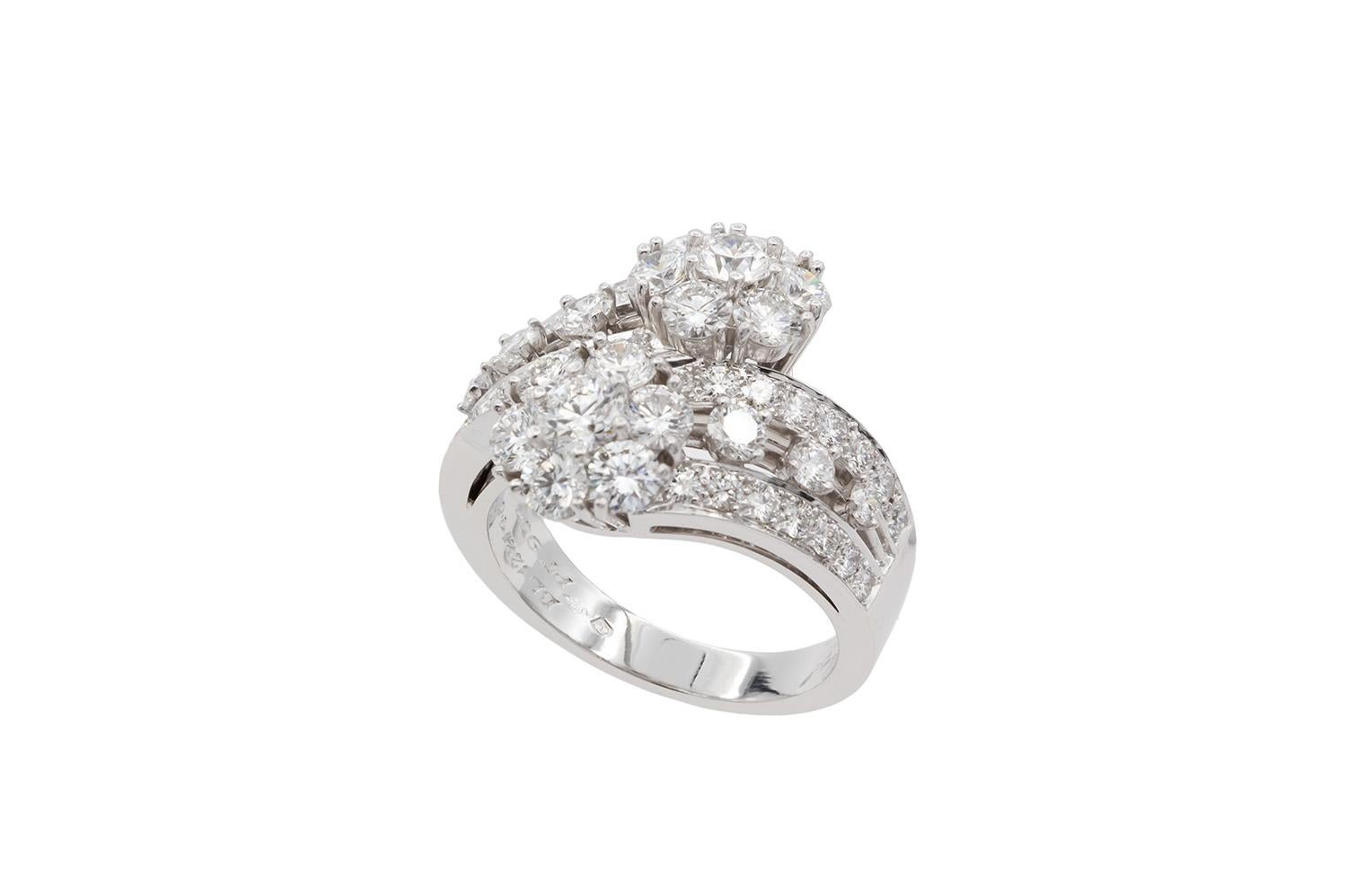 Contemporaneo Van Cleef & Arpels Anello con fiocco di neve e doppio fiore in platino e diamanti 3,00ctw BNP in vendita
