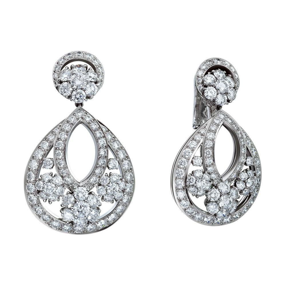 Sparkling with light, the Snowflake High Jewelry collection is inspired by flakes of snow - an inspiration for Van Cleef & Arpels since the 1940s. Round diamonds combine to form dazzling winter motifs.

Snowflake earrings, large model. Platinum,