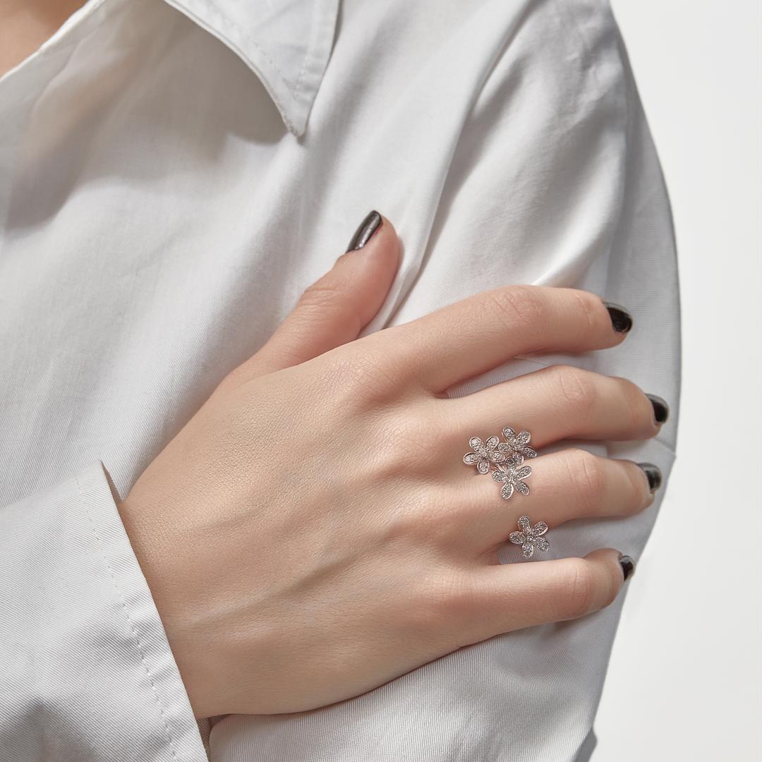 Van Cleef & Arpels Collection'S Anello tra le dita

Dettagli
Condizioni: Usato
Oro bianco 18 carati - rodiato
44 Diamanti taglio rotondo da 0,88 ct
Qualità del diamante DEF, IF a VVS.


Taglia 6
Numero di prodotto: VCARB14500

Per ulteriori
