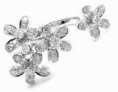 Van Cleef & Arpels Bague Socrate en diamant entre les doigts Bague en or blanc