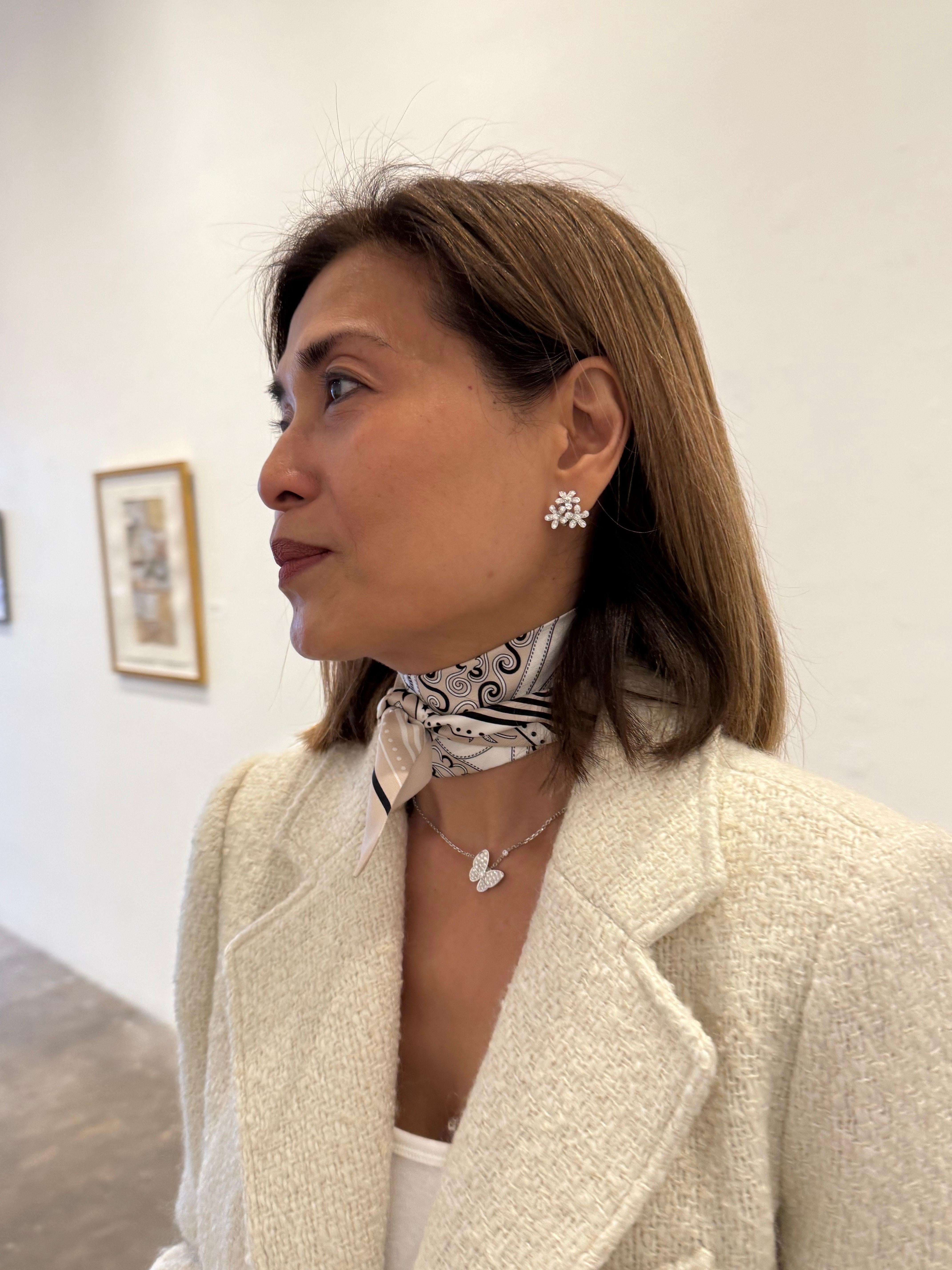 Boucles d'oreilles VCA 3 fleurs Socrate 
Or blanc 18 carats, diamants ronds ; qualité du diamant DEF, IF à VVS.
Diamant : 66 pierres, 1,32 carats
vendu complet avec boîtes et certificat d'authenticité.
Je vends également la bague et le collier sur