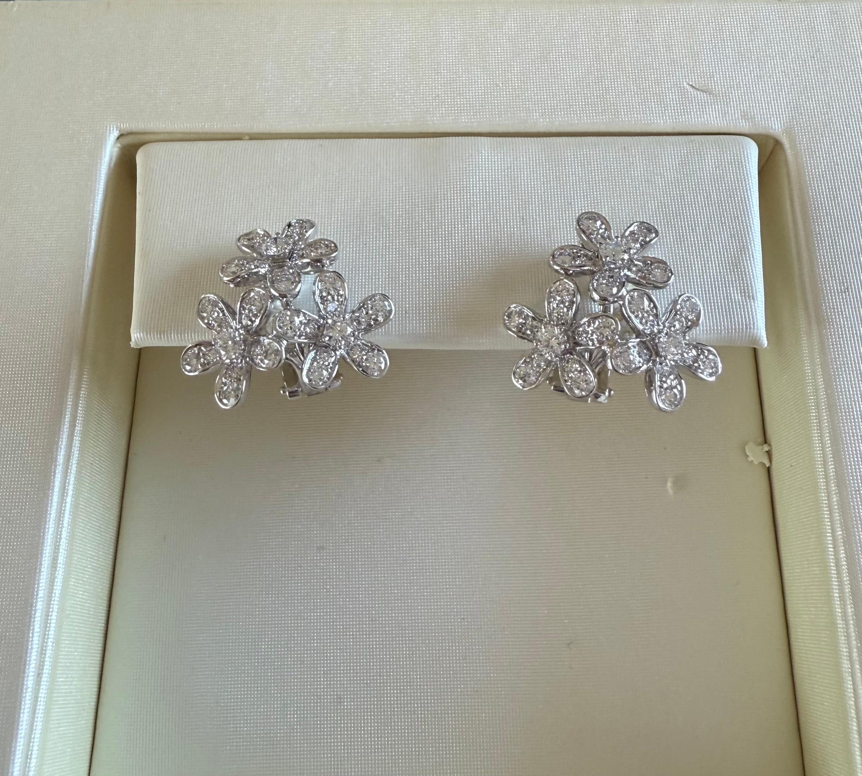 Van Cleef & Arpels Boucles d'oreilles Socrate 3 fleurs Bon état - En vente à Beverly Hills, CA