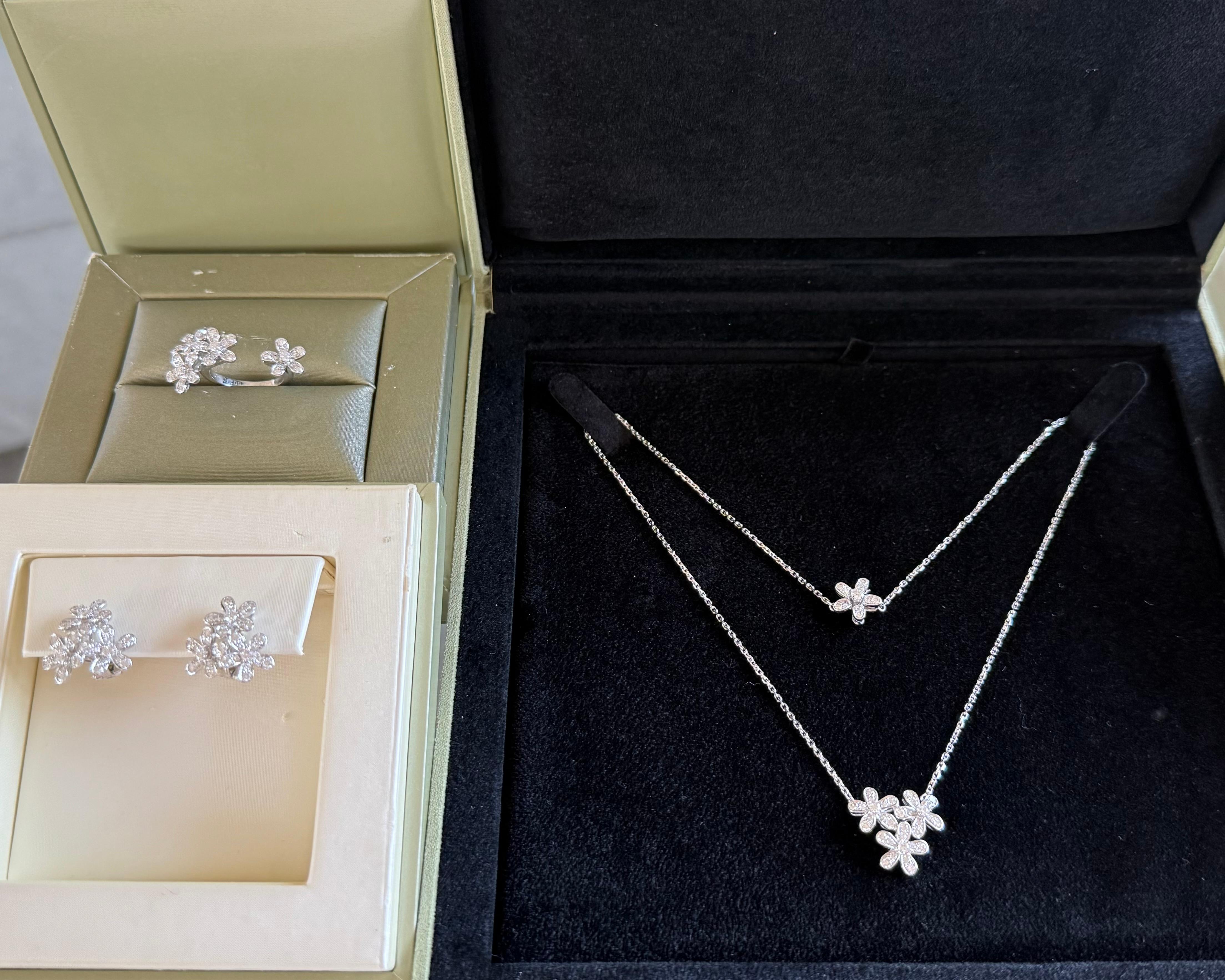 Van Cleef & Arpels Boucles d'oreilles Socrate 3 fleurs en vente 3