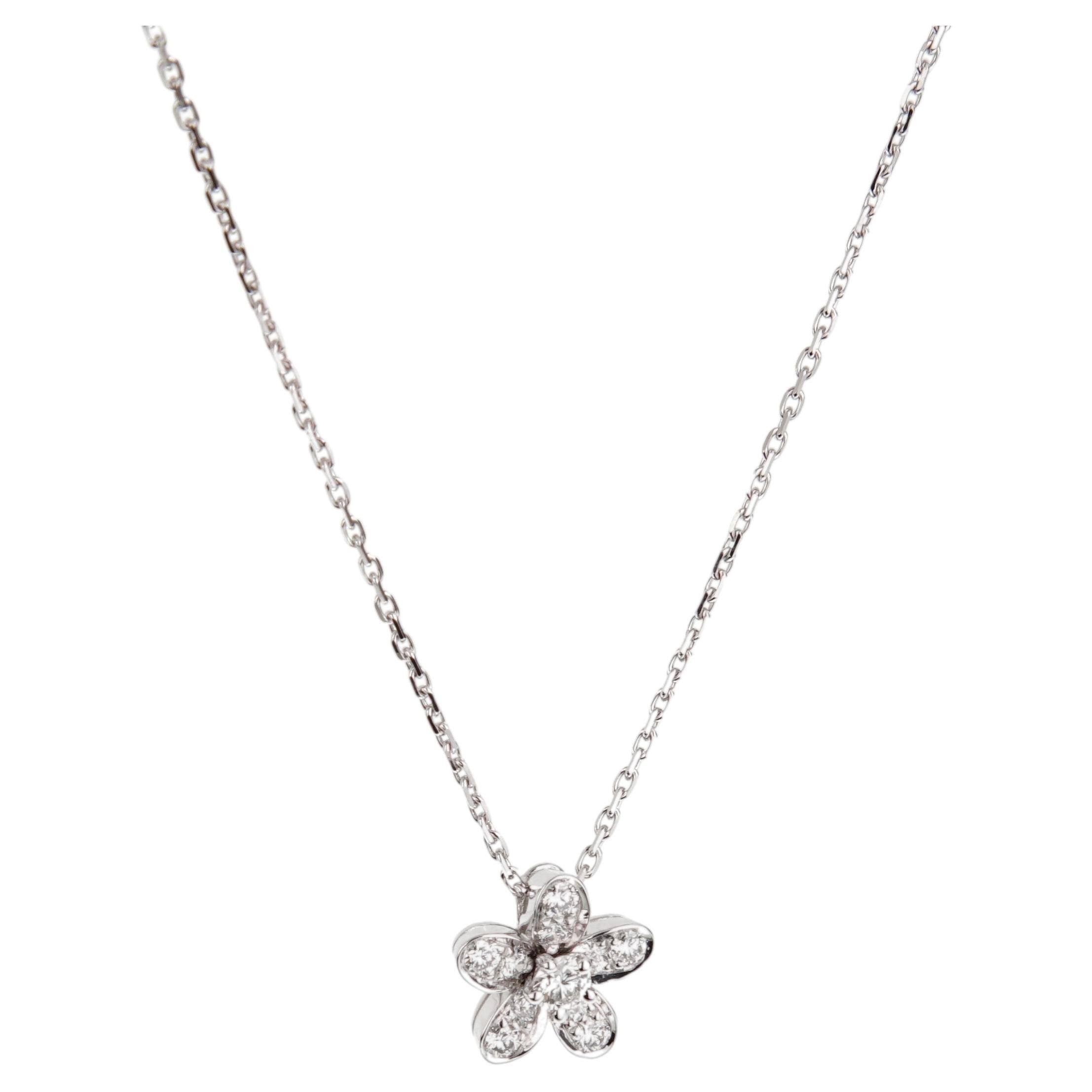 Collana con ciondolo in oro bianco 18 carati Van Cleef & Arpels Socrate Flower Diamond in vendita